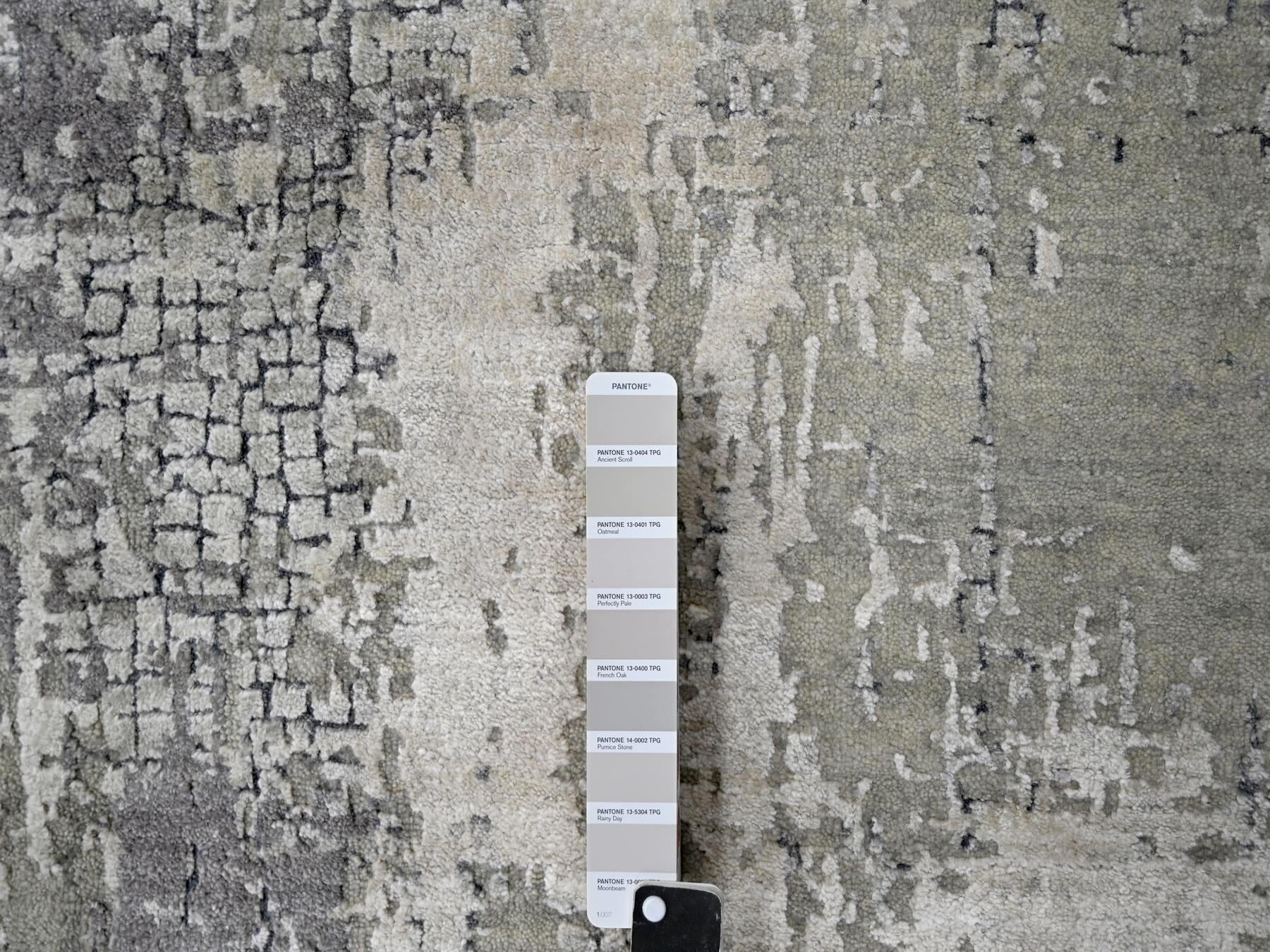 Modern / Contemporary hand-knotted wool/silk rug in Gray, 7'9" x 8'1" — SKU O084589 (view 4)