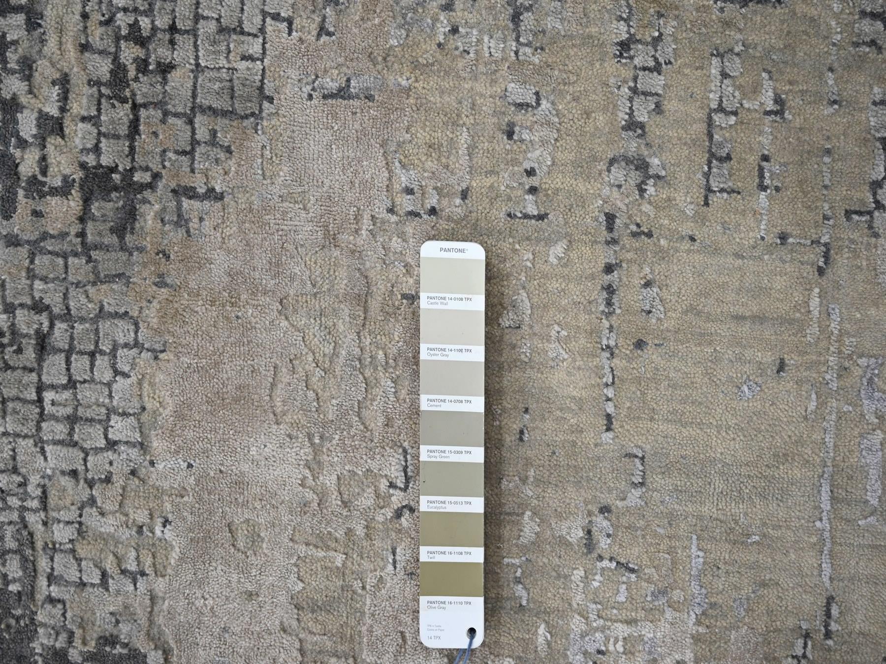 Modern / Contemporary hand-knotted wool/silk rug in Gray, 9'10" x 9'10" — SKU O084681 (view 4)