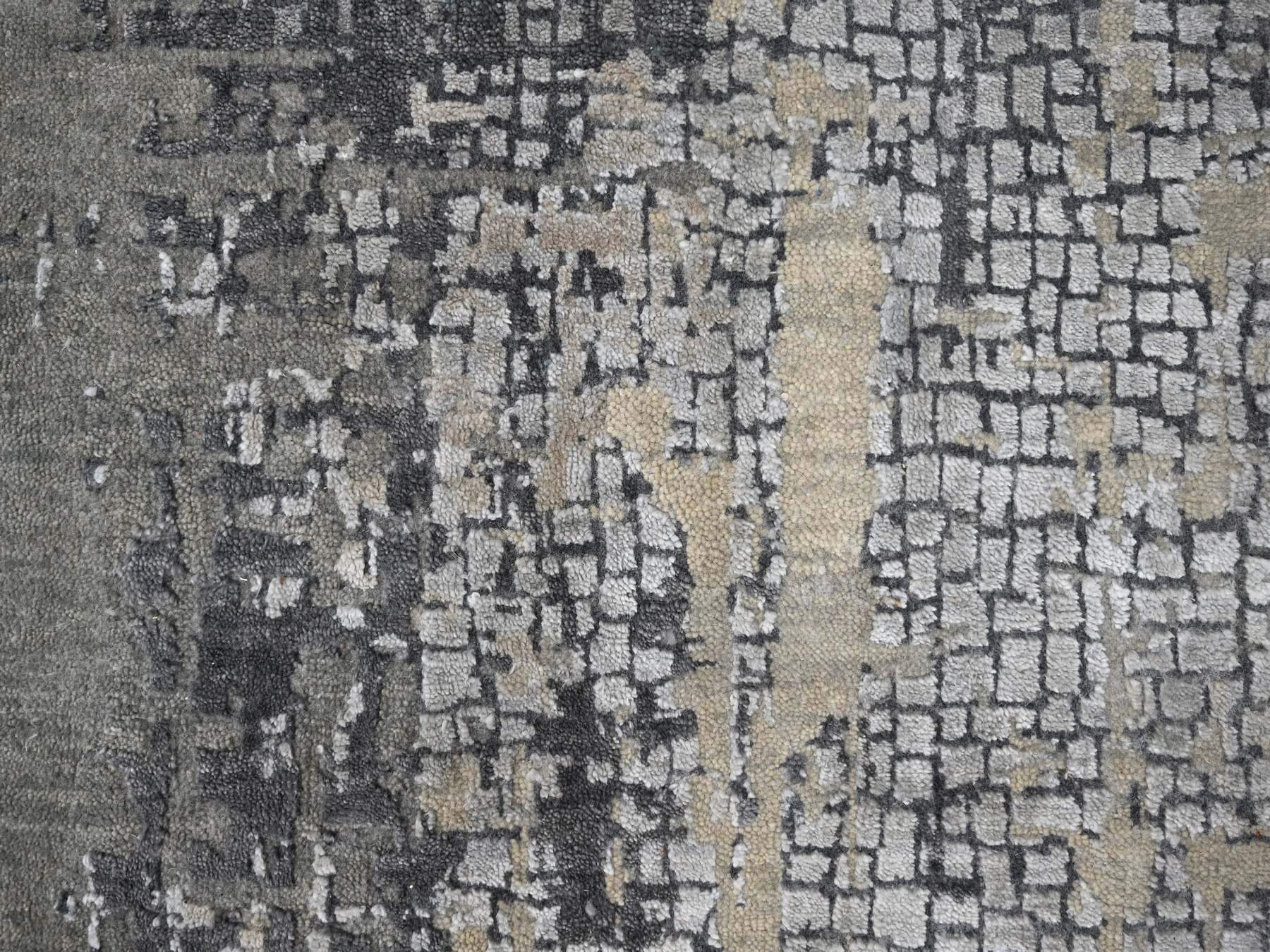 Modern / Contemporary hand-knotted wool/silk rug in Gray, 9'10" x 9'10" — SKU O084681 (view 5)