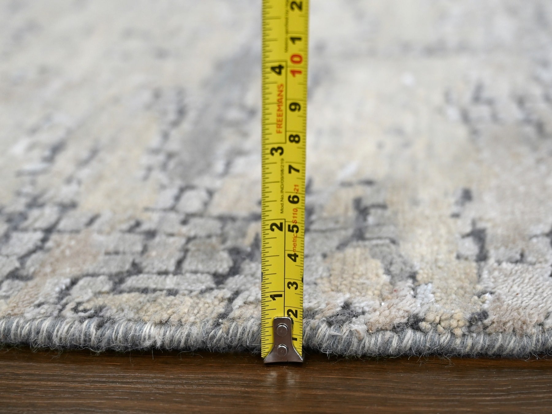 Modern / Contemporary hand-knotted wool/silk rug in Gray, 9'10" x 9'10" — SKU O084681 (view 7)