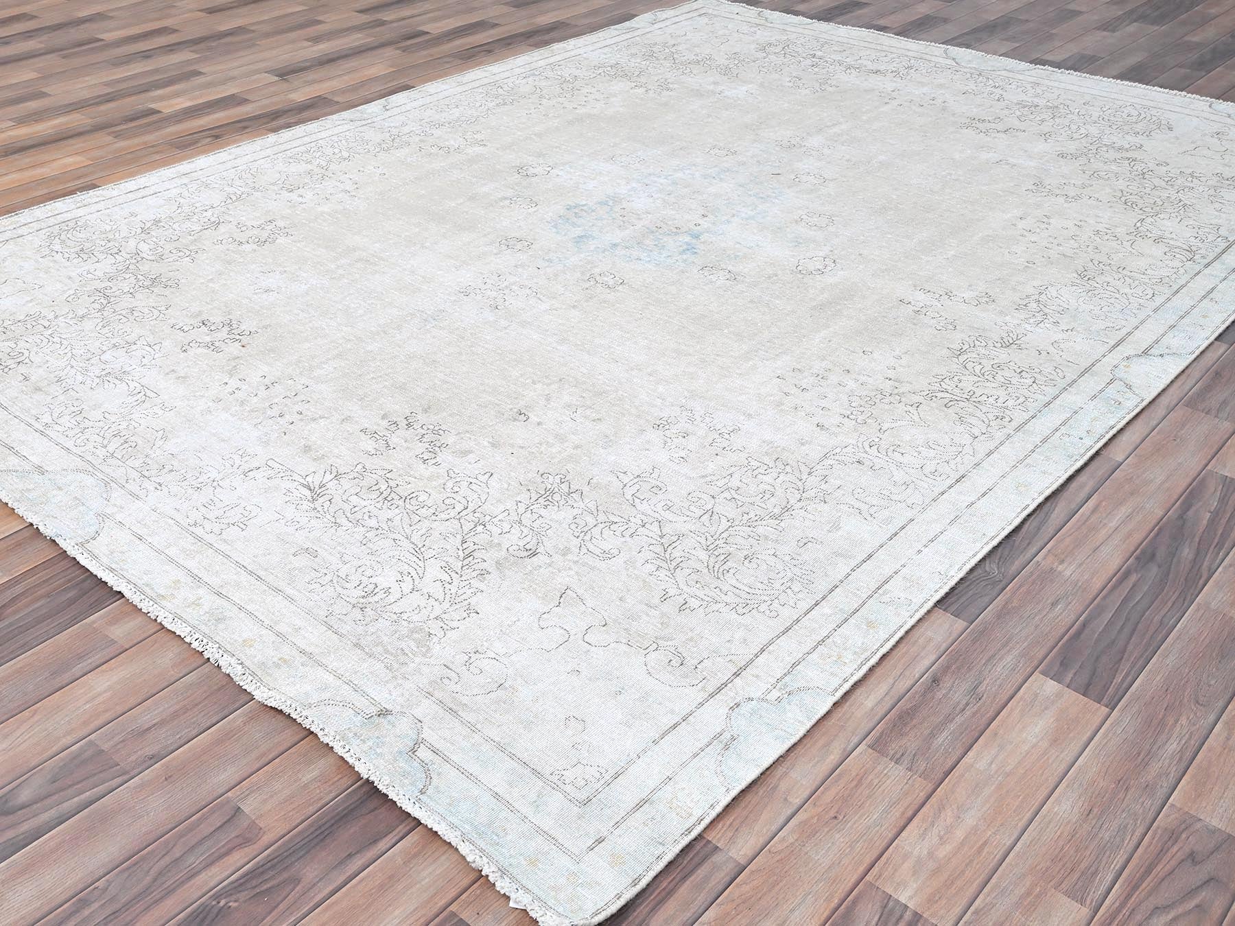 Kerman Vintage hand-knotted wool rug in Ivory & Blue, 7'2" x 9'10" — SKU O085529 (view 3)