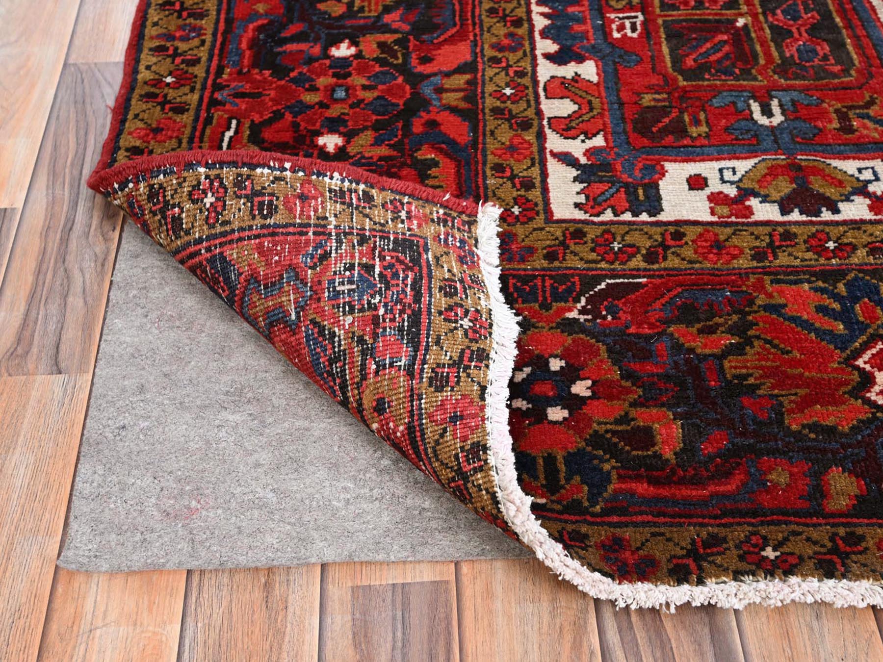 Heriz Heriz hand-knotted wool rug in Red, 8'2" x 11'10" — SKU O085663 (view 4)