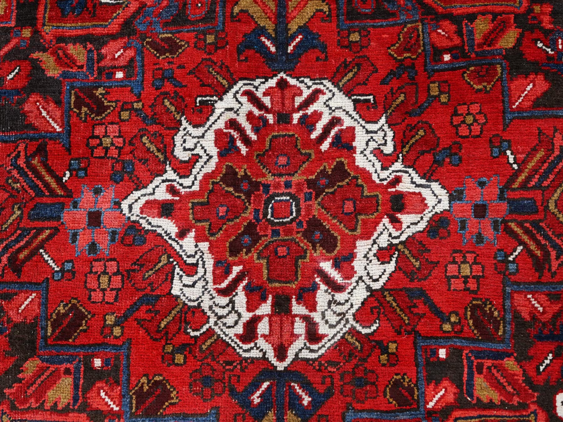 Heriz Heriz hand-knotted wool rug in Red, 8'2" x 11'10" — SKU O085663 (view 8)
