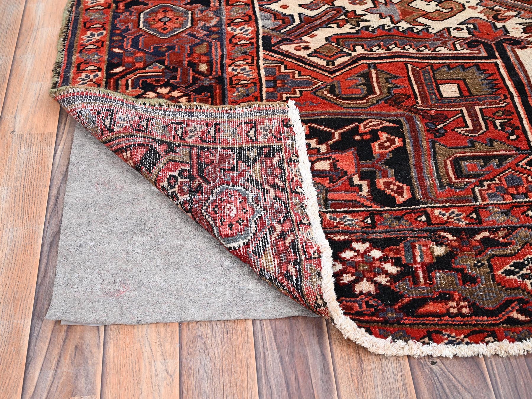 Heriz Heriz hand-knotted wool rug in Red & Black, 7'11" x 12'2" — SKU O085933 (view 4)