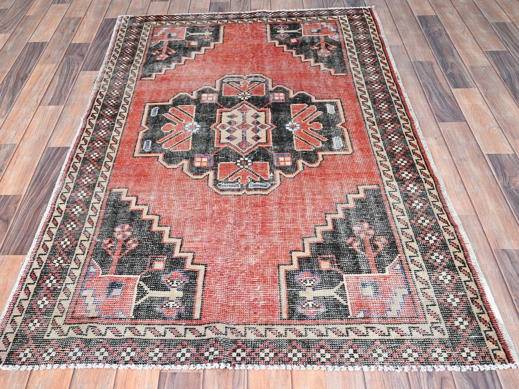 Heriz Vintage hand-knotted wool rug in Red & Ivory, 3'10" x 5'11" — SKU O086055 (view 2)