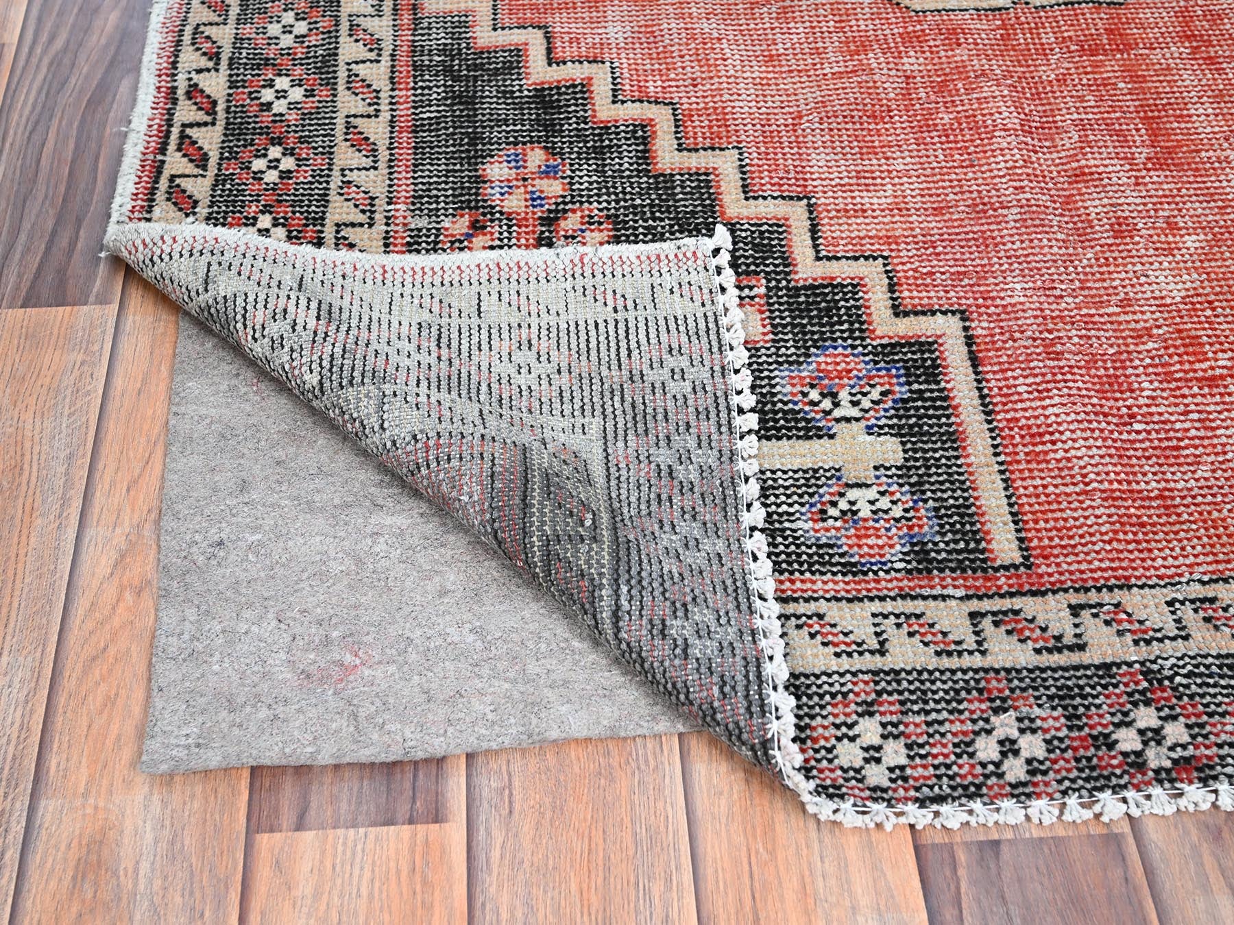 Heriz Vintage hand-knotted wool rug in Red & Ivory, 3'10" x 5'11" — SKU O086055 (view 3)