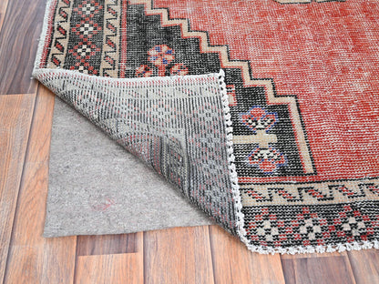 Heriz Vintage hand-knotted wool rug in Red & Ivory, 3'10" x 5'11" — SKU O086055 (view 3)