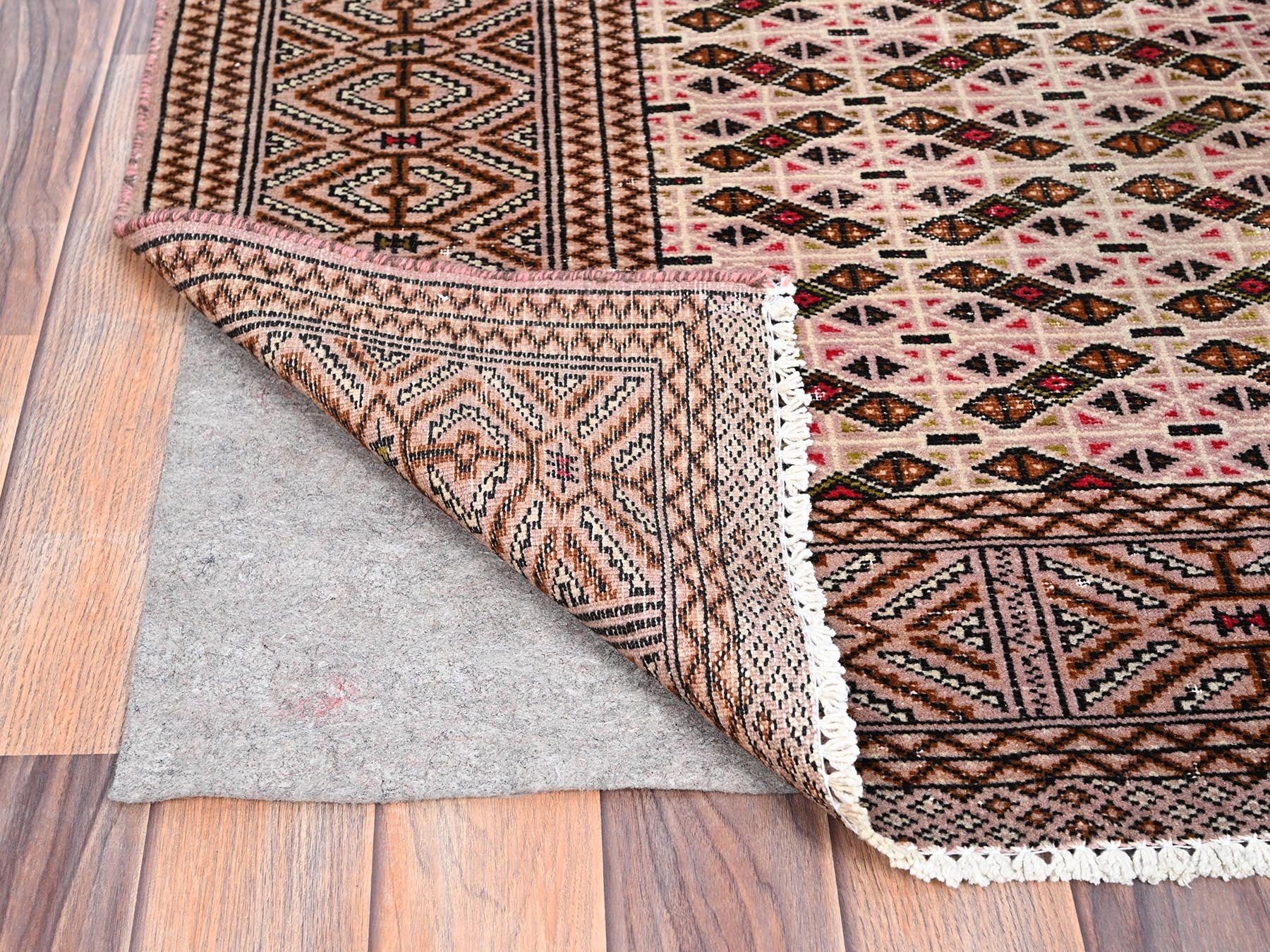 Vintage hand-knotted wool rug in Pink, 4'4" x 6'1" — SKU O086057 (view 3)