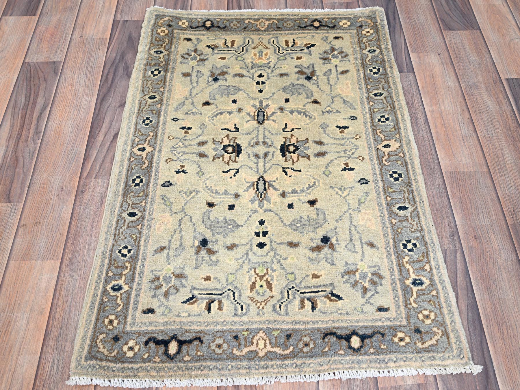 Heriz Heriz hand-knotted wool rug in Ivory & Gray, 2'1" x 3' — SKU O086381 (view 2)