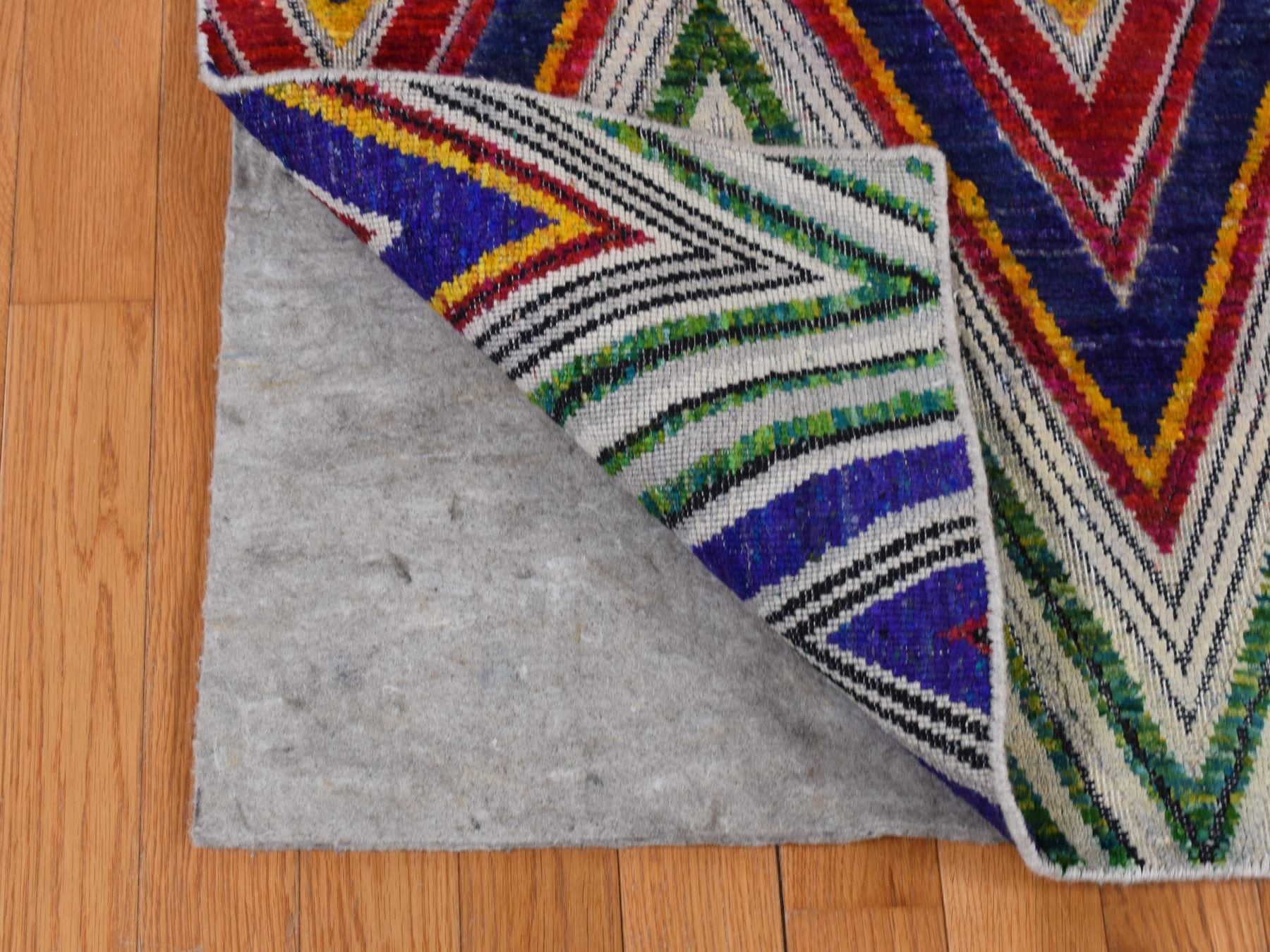Modern / Contemporary hand-knotted wool/silk rug in Pink, 6' x 9' — SKU O087005 (view 4)