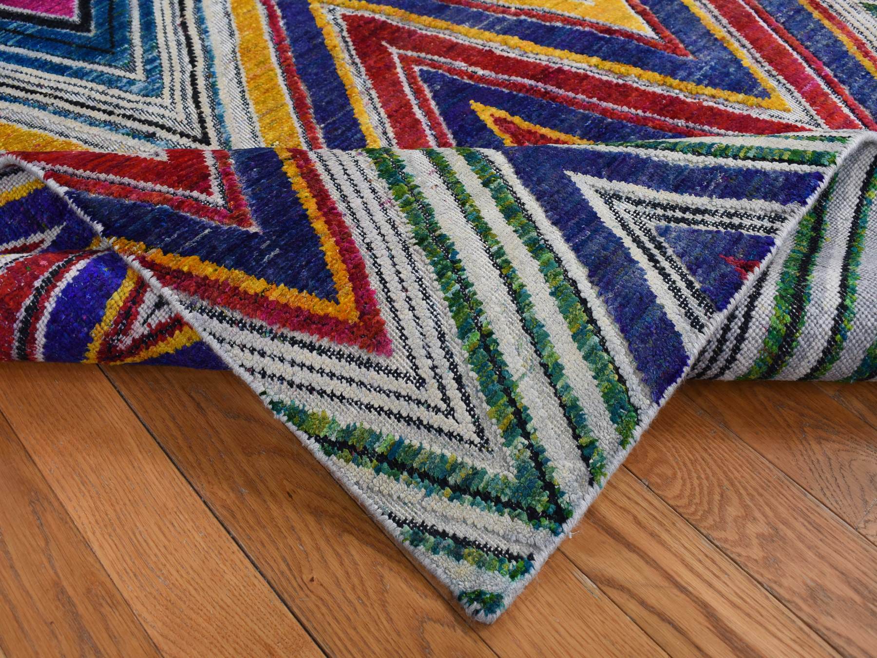 Modern / Contemporary hand-knotted wool/silk rug in Pink, 6' x 9' — SKU O087005 (view 5)