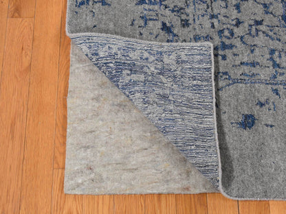 Heriz Modern / Contemporary hand-knotted wool/silk rug in Gray, 7'10" x 10' — SKU O087028 (view 4)
