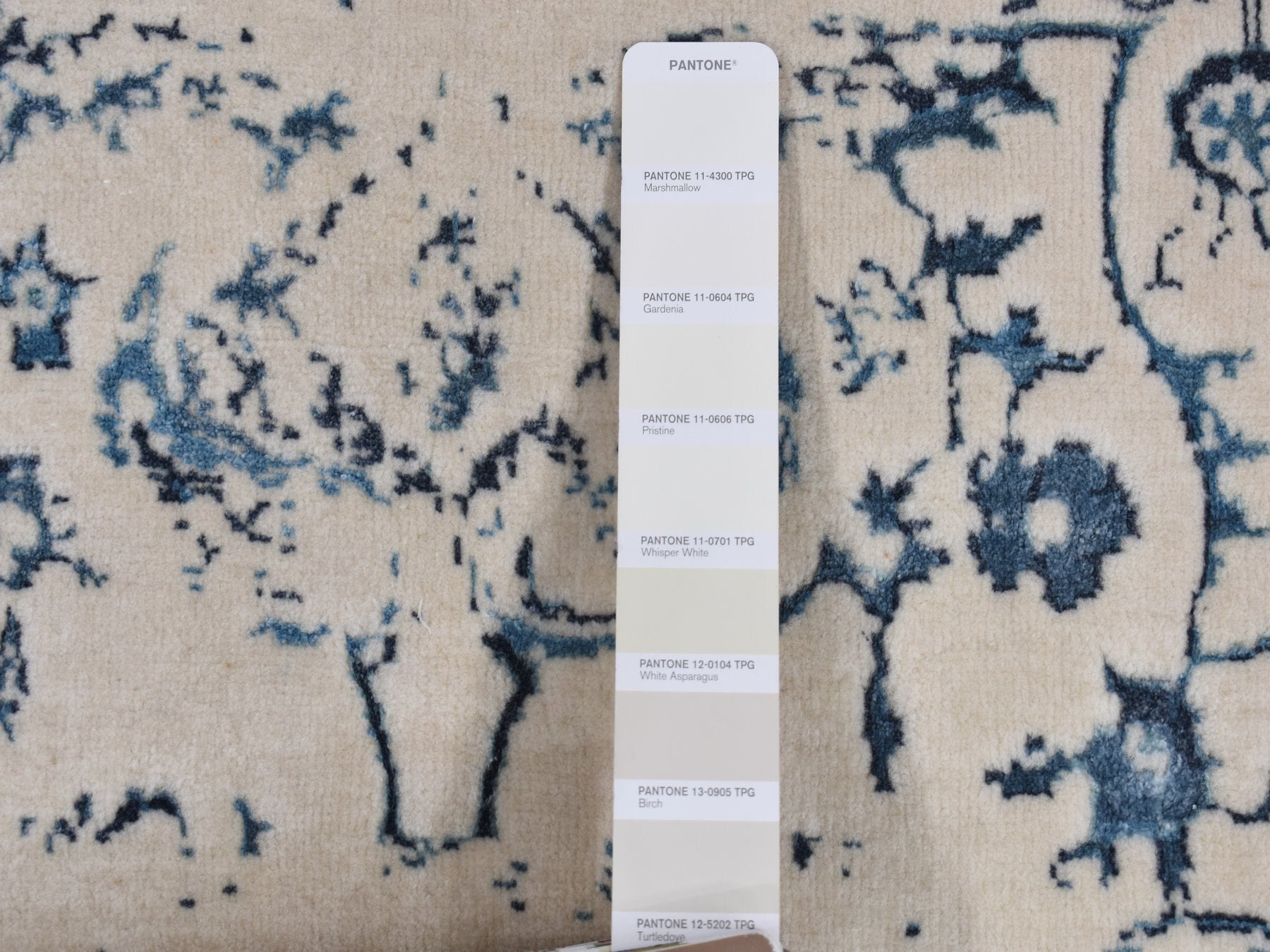 Kashan Transitional hand-knotted wool rug in Ivory, 9' x 12'1" — SKU O087062 (view 7)