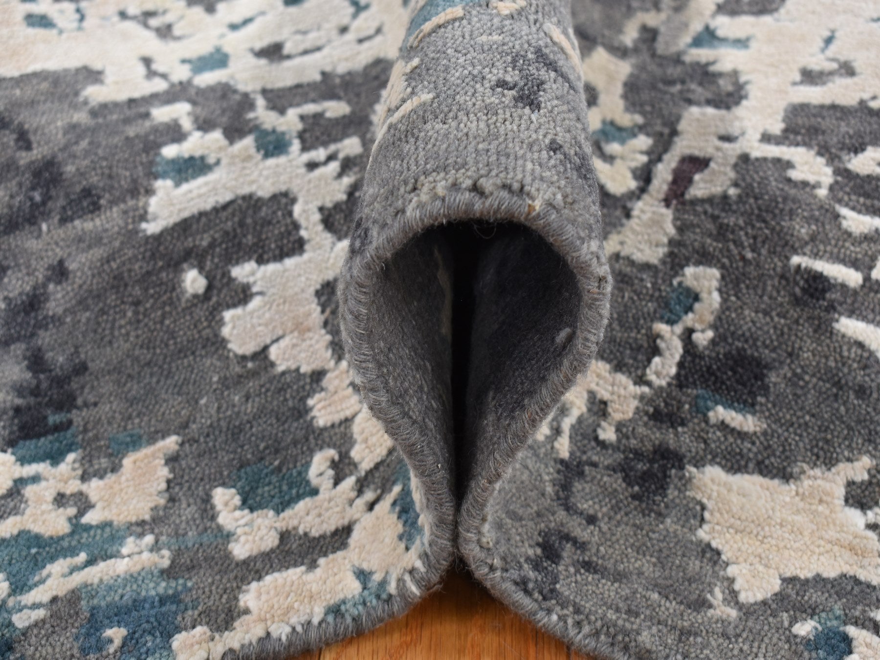 Modern / Contemporary hand-knotted wool/silk rug in Gray, 9'10" x 13'7" — SKU O087086 (view 6)