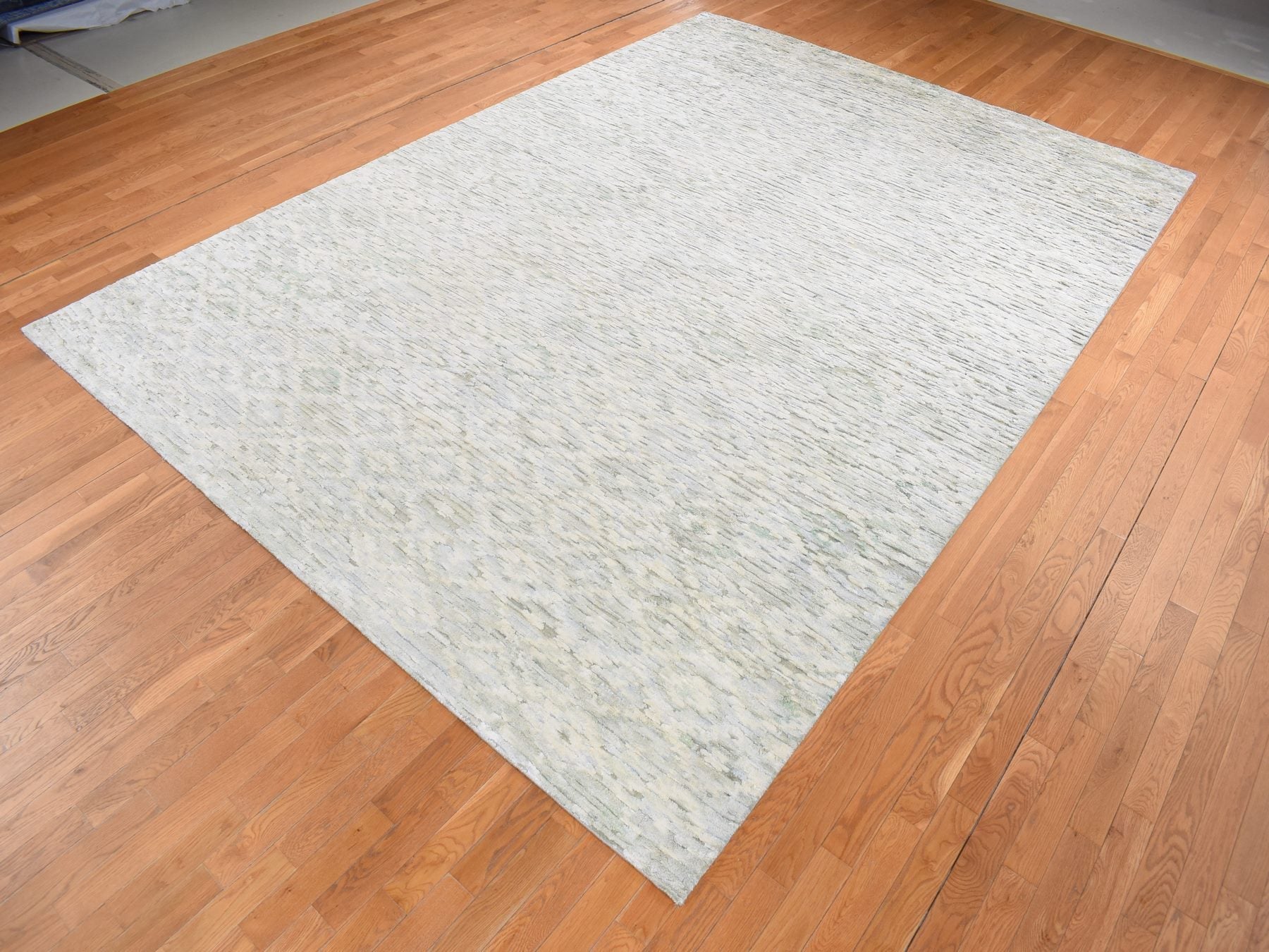 Modern / Contemporary hand-knotted wool/silk rug in Ivory, 9'10" x 14' — SKU O087087 (view 3)