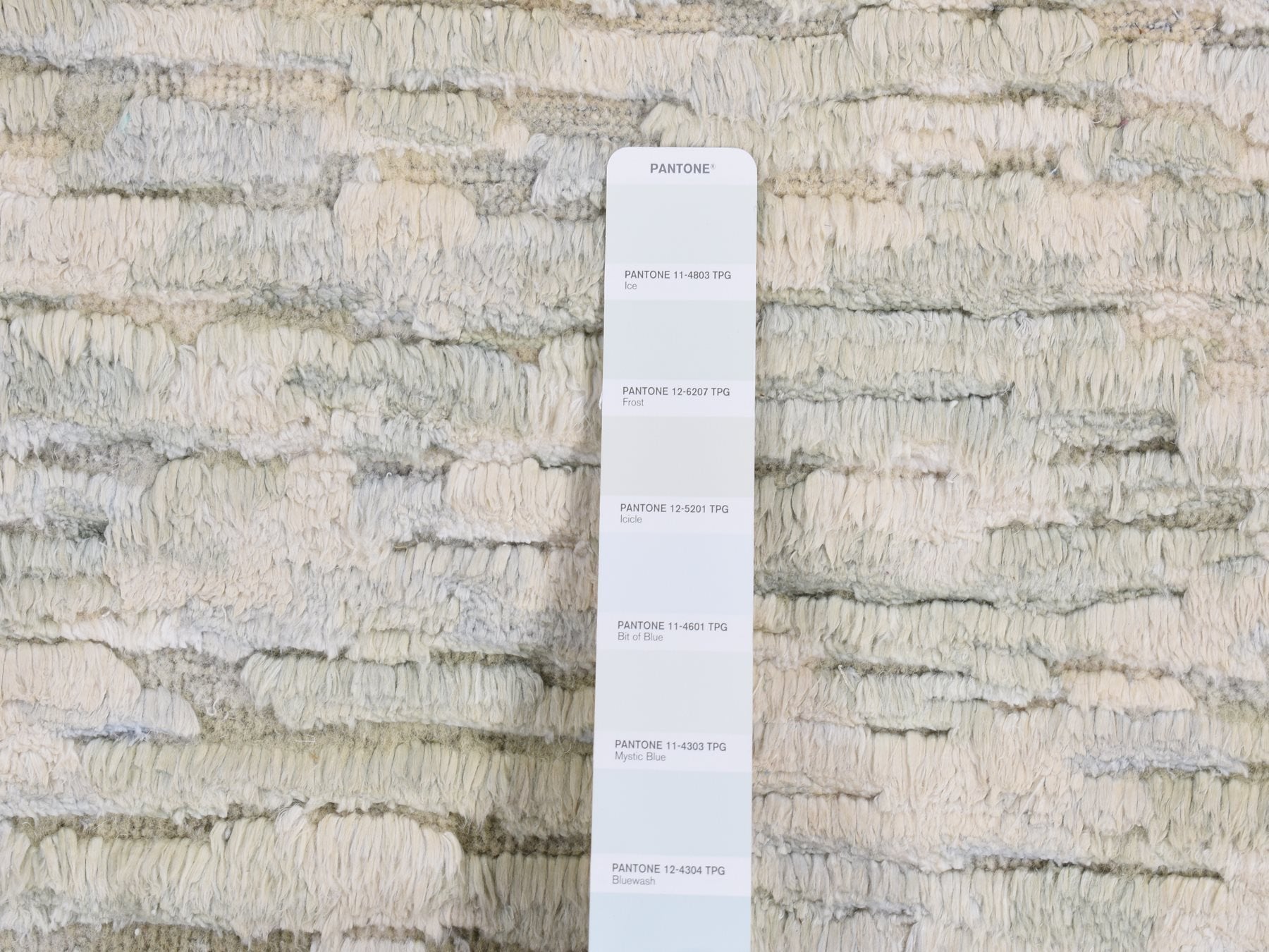 Modern / Contemporary hand-knotted wool/silk rug in Ivory, 9'10" x 14' — SKU O087087 (view 7)