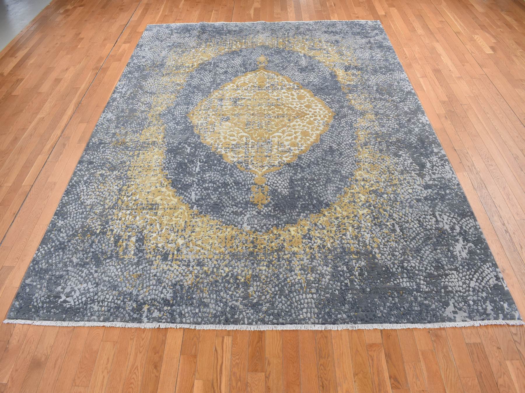 Transitional hand-knotted wool/pure silk rug in Gray, 9' x 11'10" — SKU O087089 (view 2)