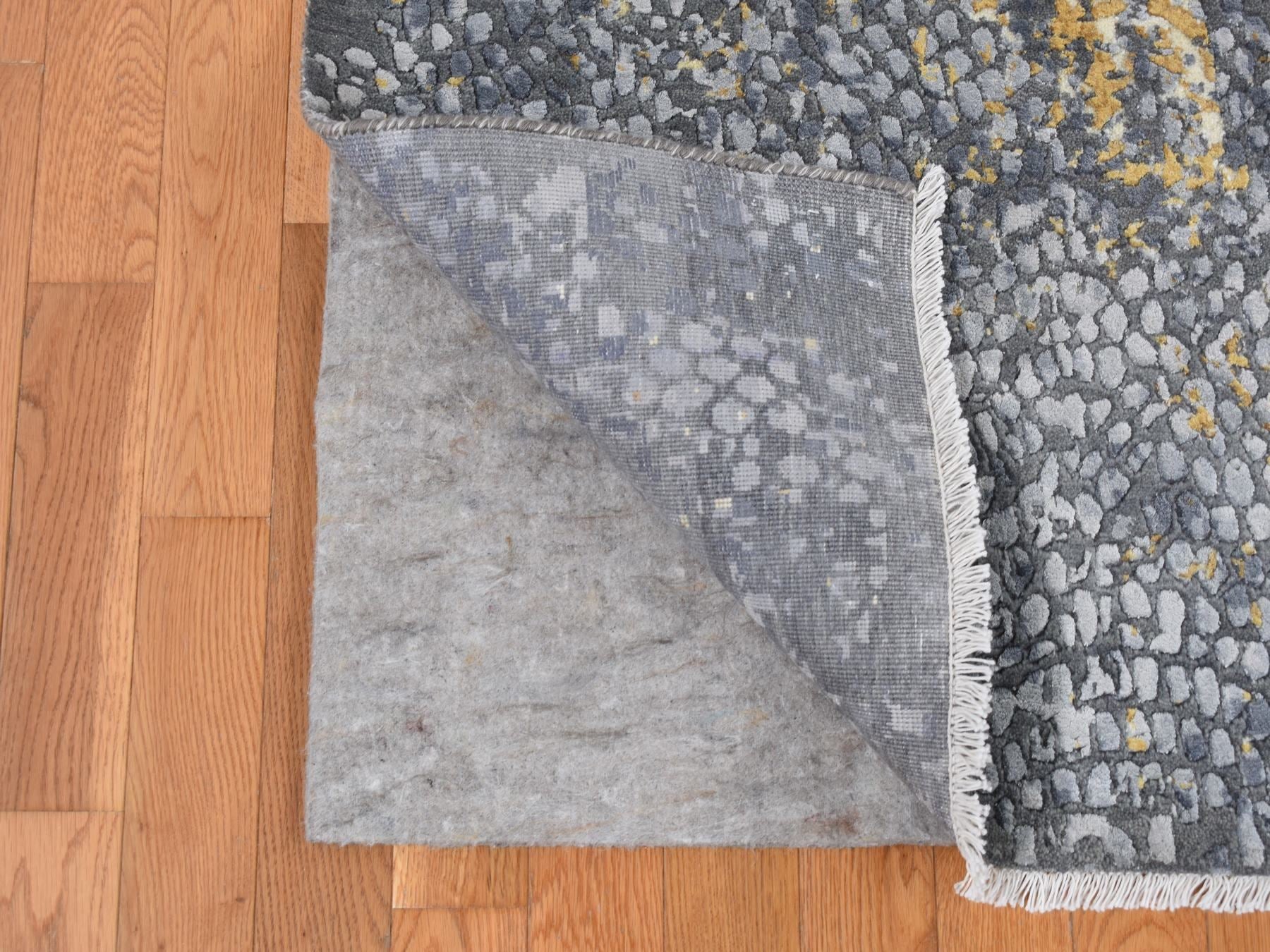 Transitional hand-knotted wool/pure silk rug in Gray, 9' x 11'10" — SKU O087089 (view 4)