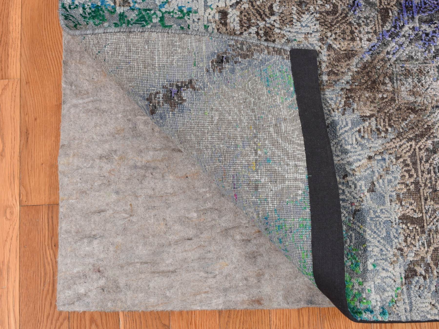 Modern / Contemporary hand-knotted sari silk rug in Gray, 8'9" x 11'10" — SKU O087097 (view 4)