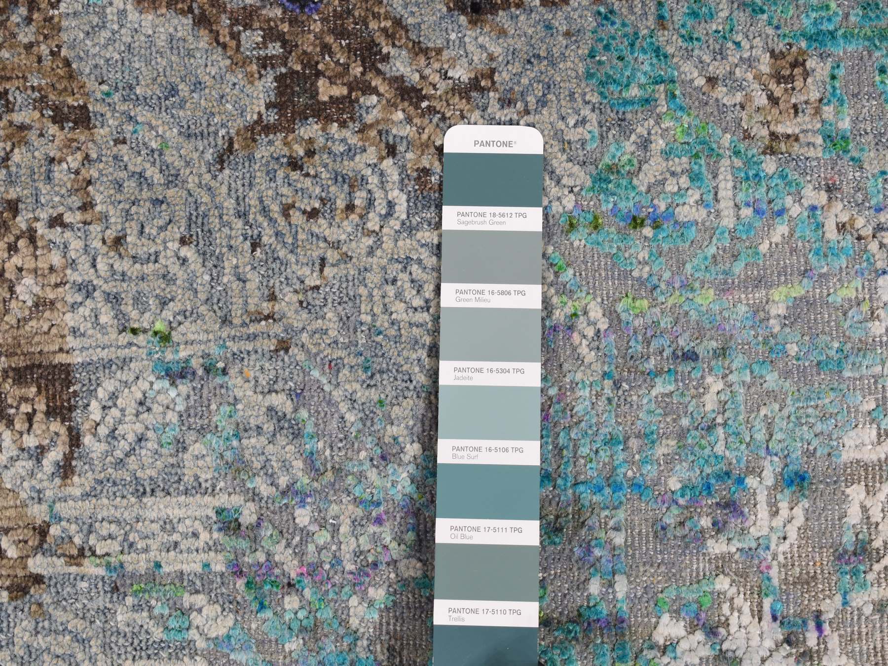 Modern / Contemporary hand-knotted sari silk rug in Gray, 8'9" x 11'10" — SKU O087097 (view 7)