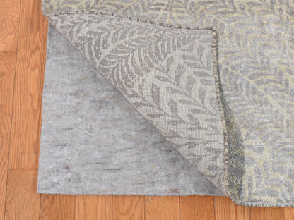 Transitional hand-knotted silk rug in Gray, 8'10" x 12'1" — SKU O087124 (view 4)
