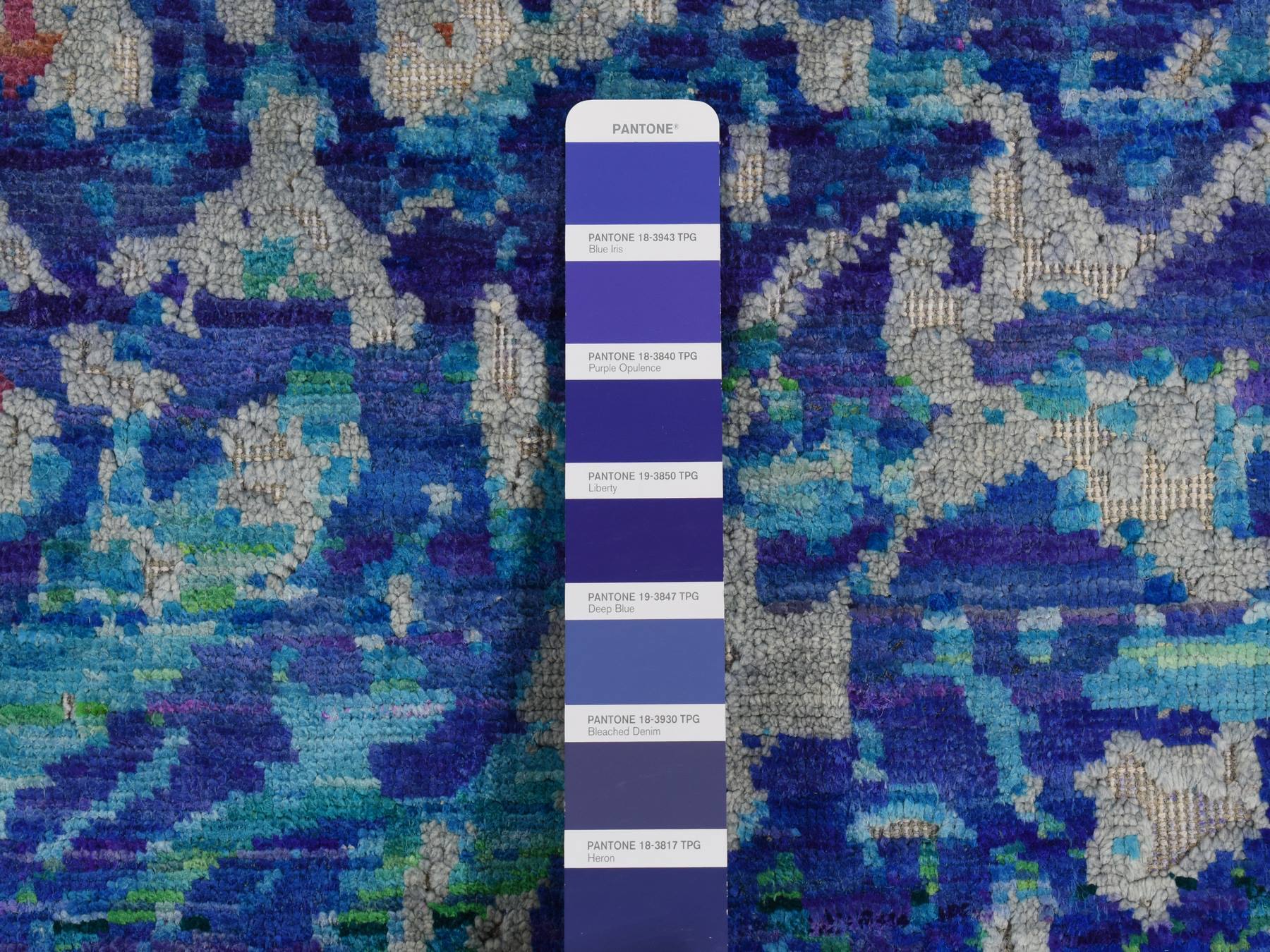 Modern / Contemporary hand-knotted wool/sari silk rug in Blue, 5'1" x 7' — SKU O087169 (view 4)