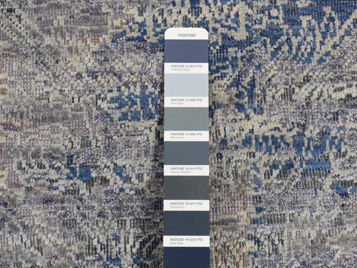 Modern / Contemporary hand-knotted wool/silk rug in Gray, 4'9" x 7' — SKU O087170 (view 4)