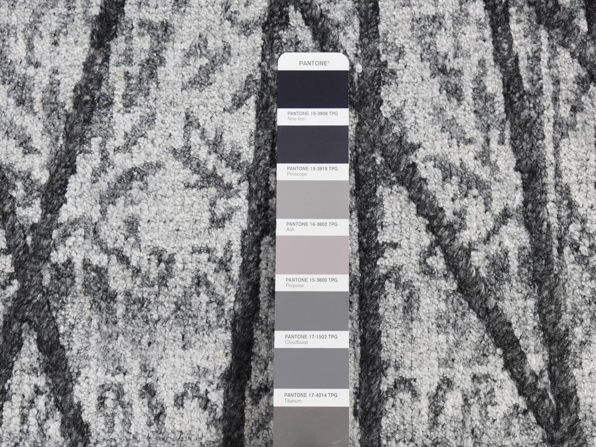 Modern / Contemporary hand-knotted wool/silk rug in Gray, 5'6" x 7'9" — SKU O087182 (view 4)