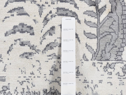Transitional hand-knotted silk rug in Ivory, 5'2" x 7' — SKU O087191 (view 6)