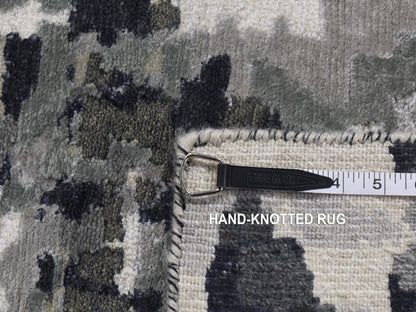 Black 2'6" x 7'7" Modern and Contemporary Hand knotted Wool/Silk Rug - Sku: O087209