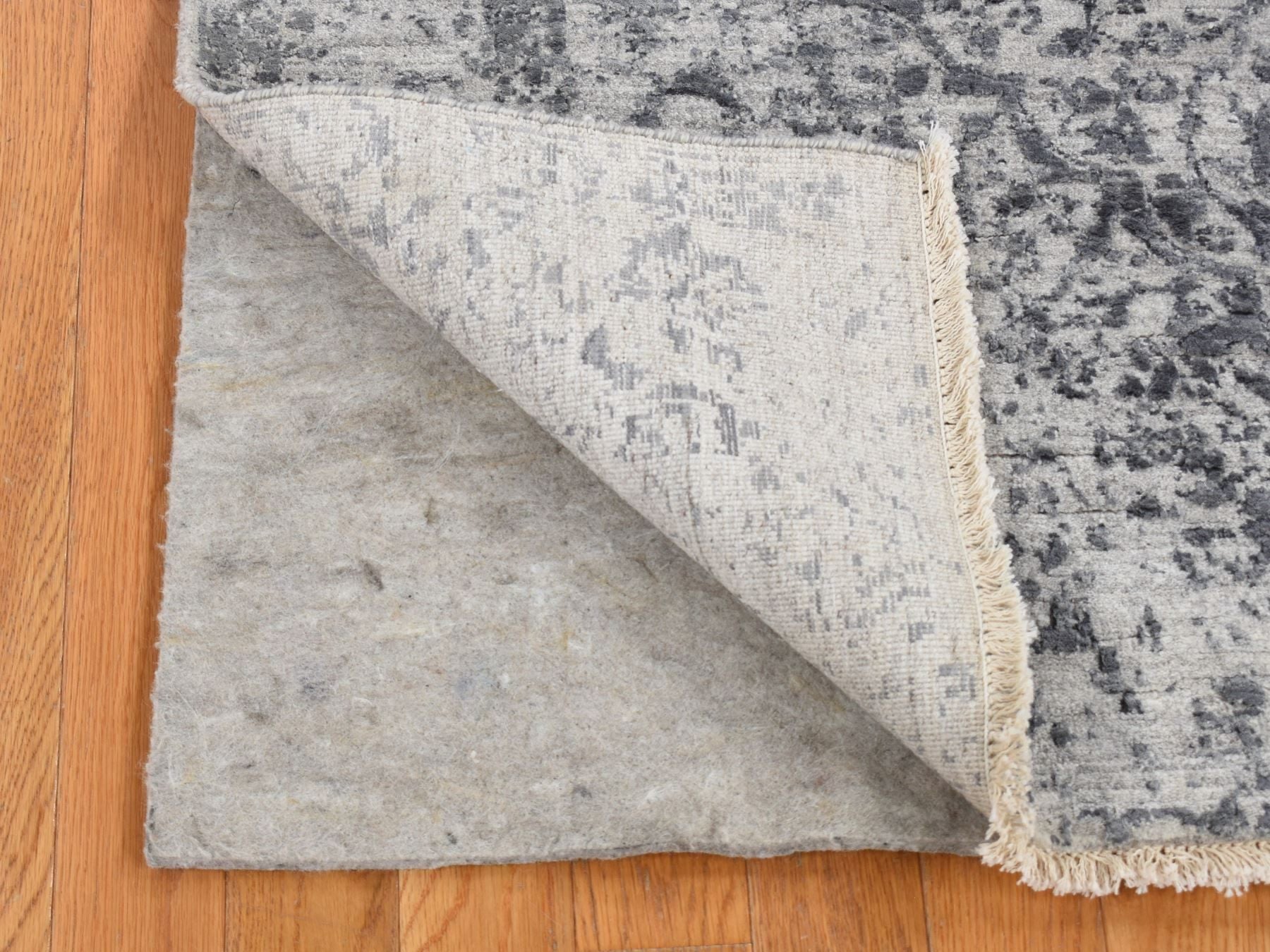 Transitional hand-knotted wool/silk rug in Gray, 4'1" x 6' — SKU O087222 (view 2)