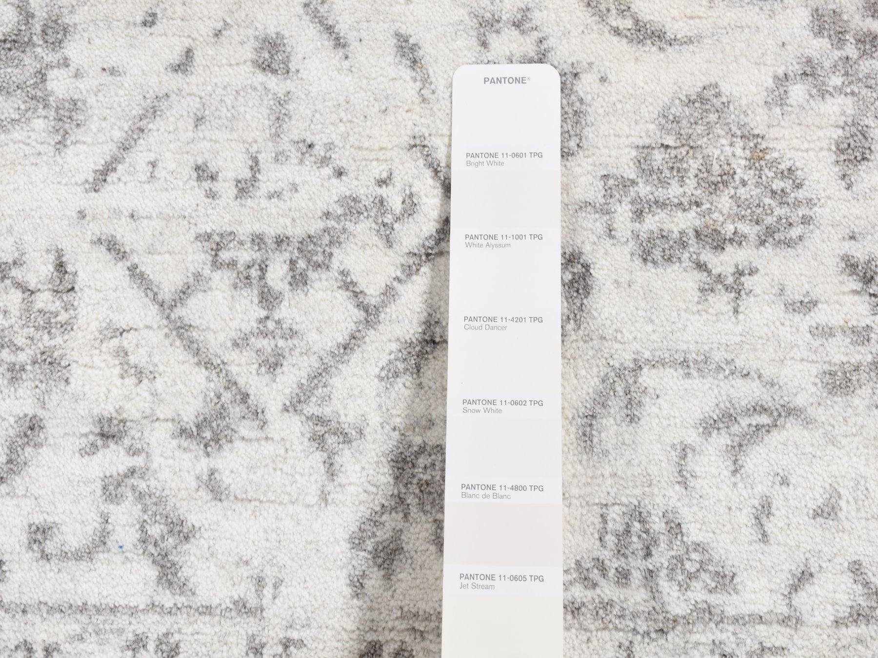 Tabriz Transitional hand-knotted wool/silk rug in Ivory, 4'1" x 6'2" — SKU O087223 (view 3)