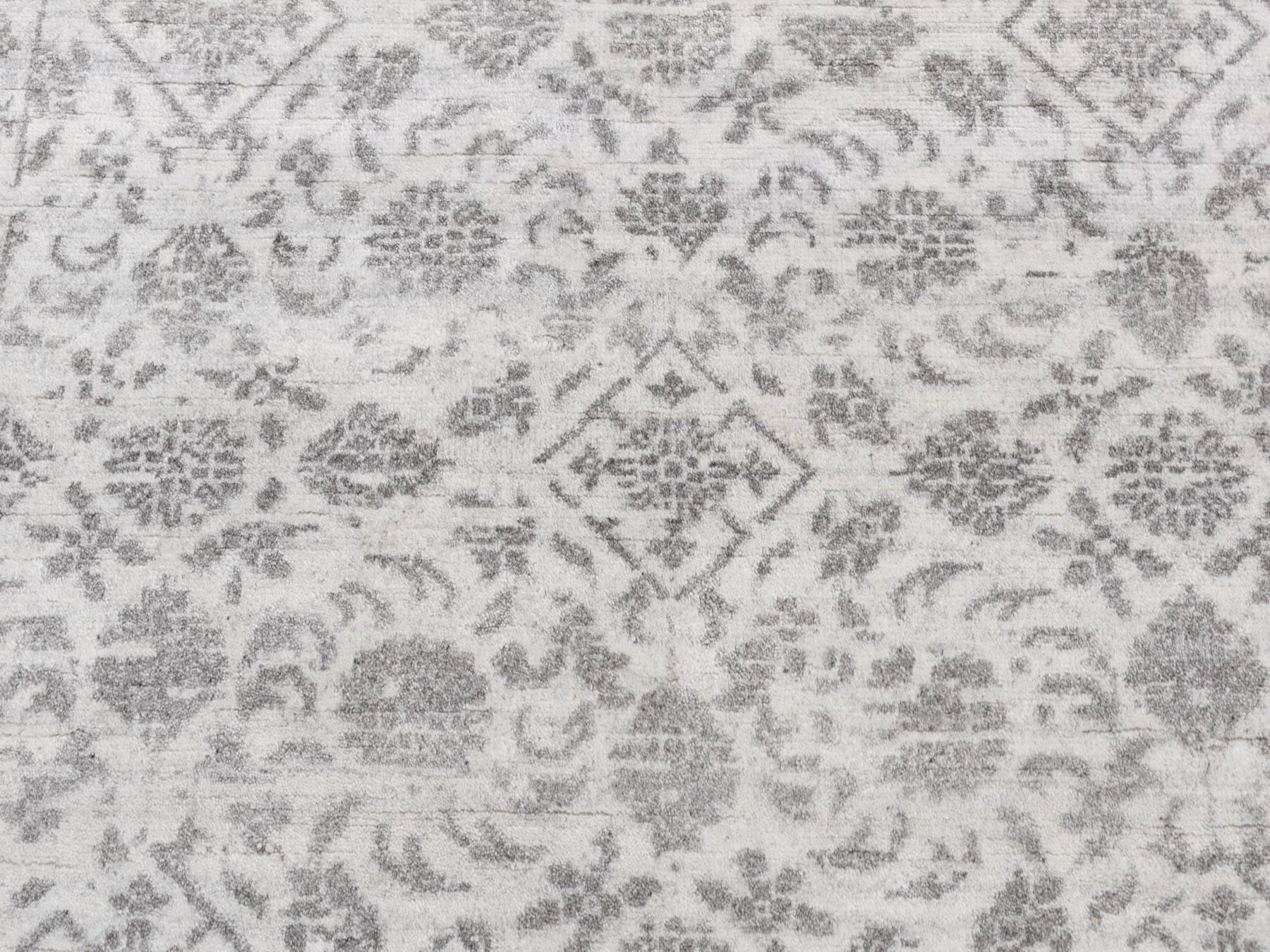 Tabriz Transitional hand-knotted wool/silk rug in Ivory, 4'1" x 6'2" — SKU O087223 (view 4)