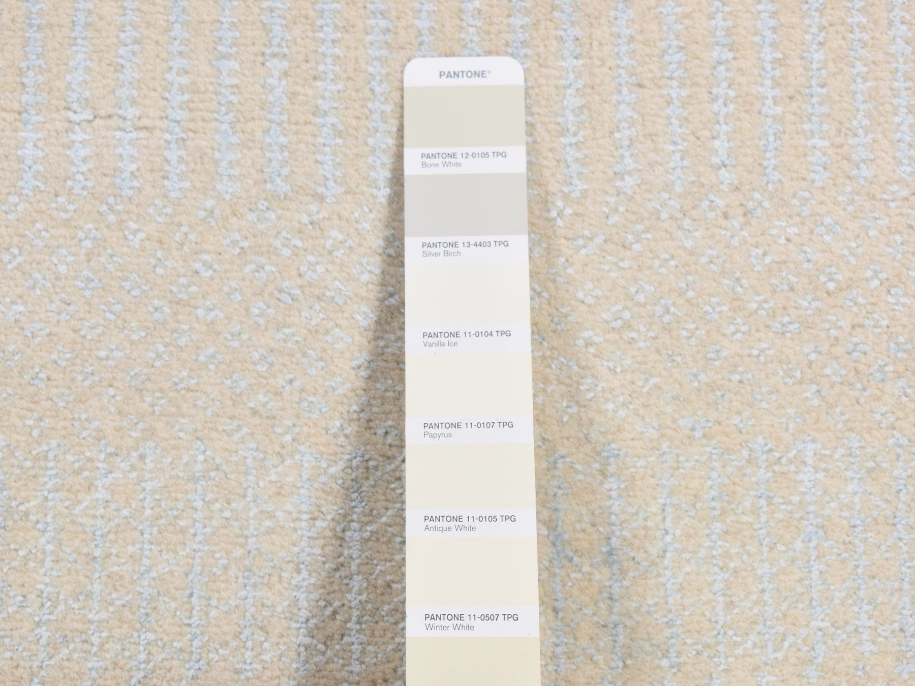 Gabbeh Modern / Contemporary hand-knotted wool/silk runner in Ivory, 2'7" x 8'4" — SKU O087233 (view 3)