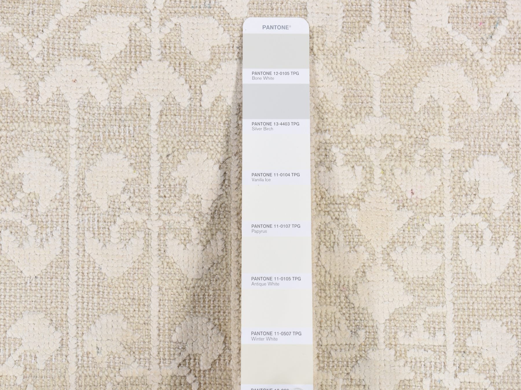 Transitional hand-knotted wool/silk runner in Ivory, 2'6" x 8'3" — SKU O087290 (view 3)