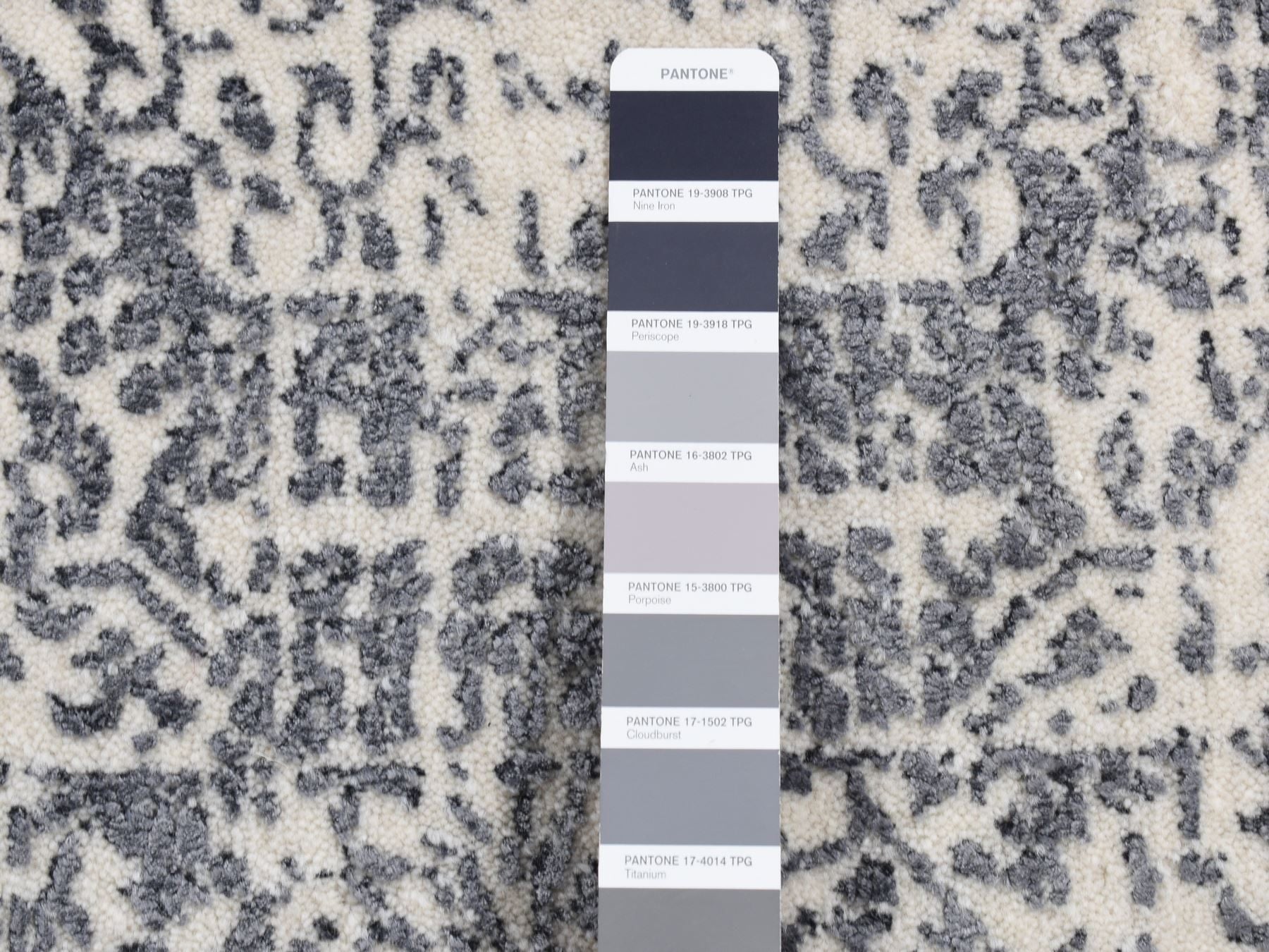 Mamluk Transitional hand-knotted wool/art silk runner in Gray, 2'5" x 7'9" — SKU O087295 (view 3)