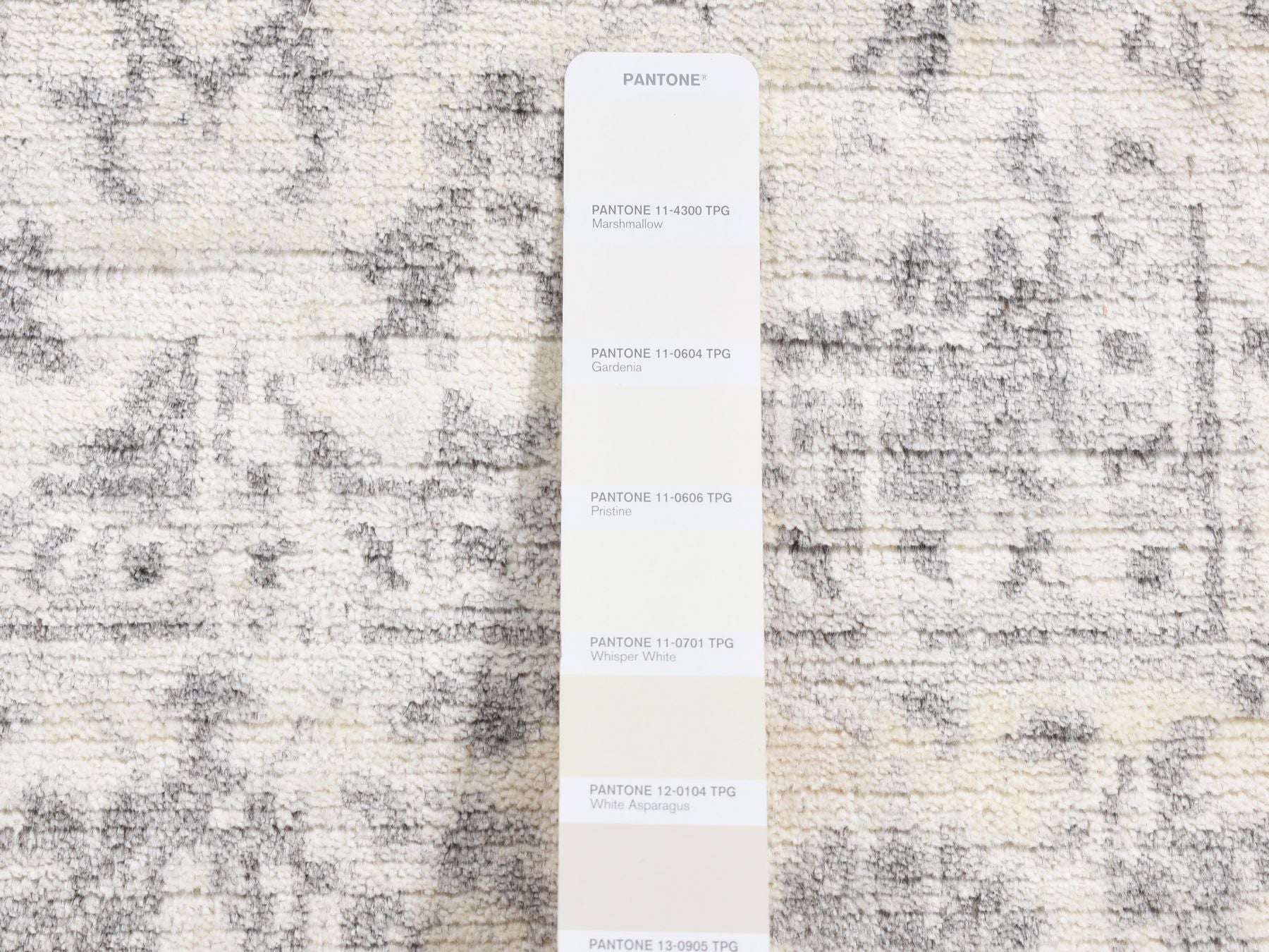 Transitional hand-knotted wool/silk runner in Ivory, 2'6" x 6' — SKU O087346 (view 3)