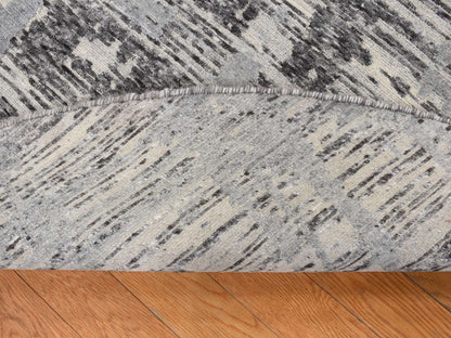 Modern / Contemporary hand-knotted wool rug in Gray, 8'1" x 8'1" — SKU O087357 (view 3)