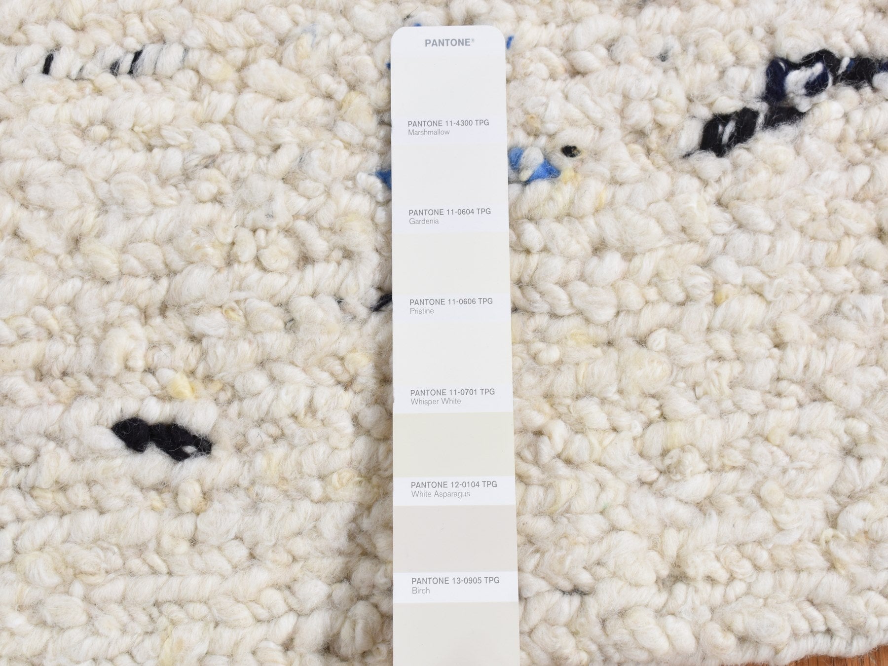 Modern / Contemporary hand-knotted wool rug in Ivory, 1'9" x 1'9" — SKU O087413 (view 3)