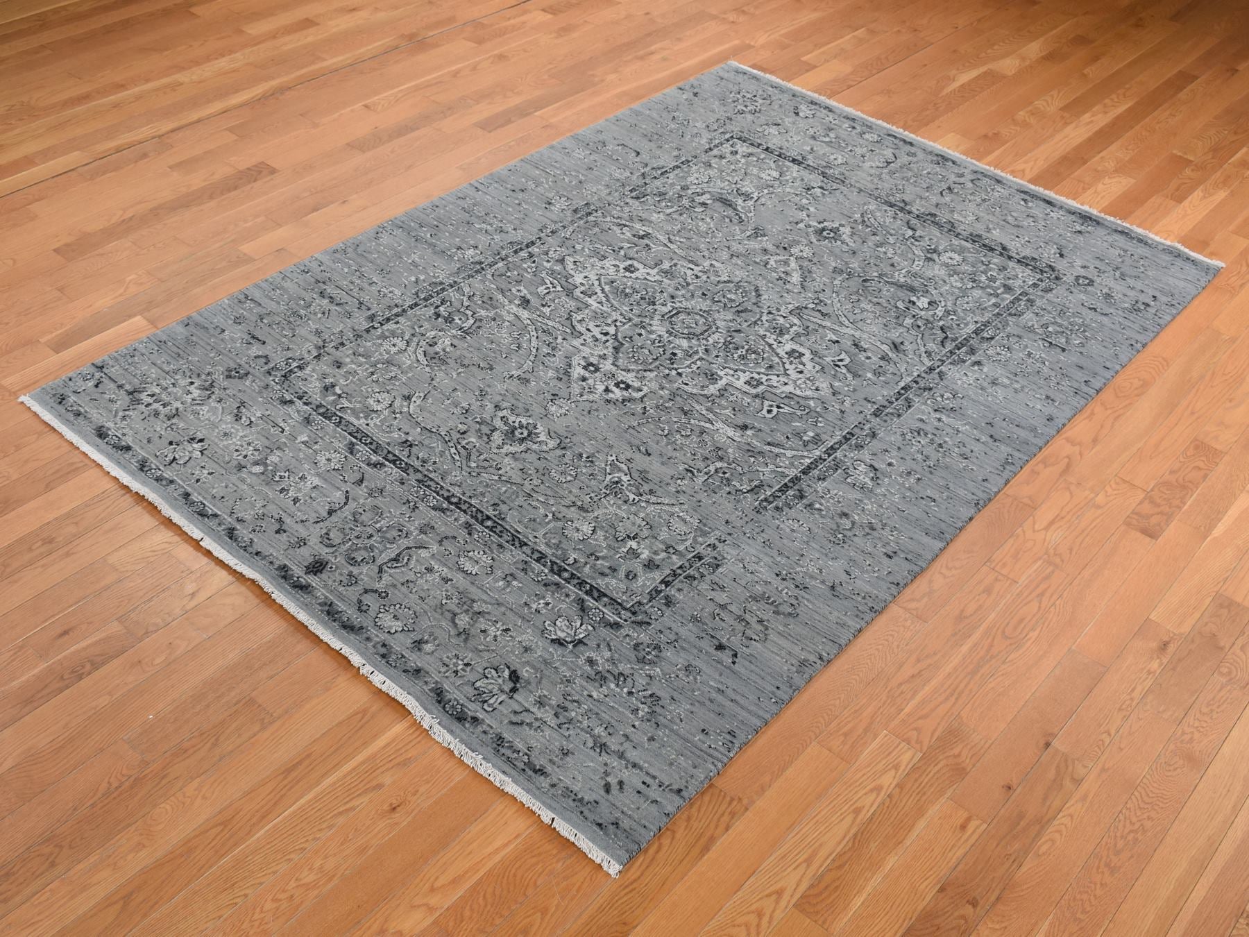 Transitional hand-knotted wool/silk rug in Gray, 6' x 9' — SKU O087509 (view 3)