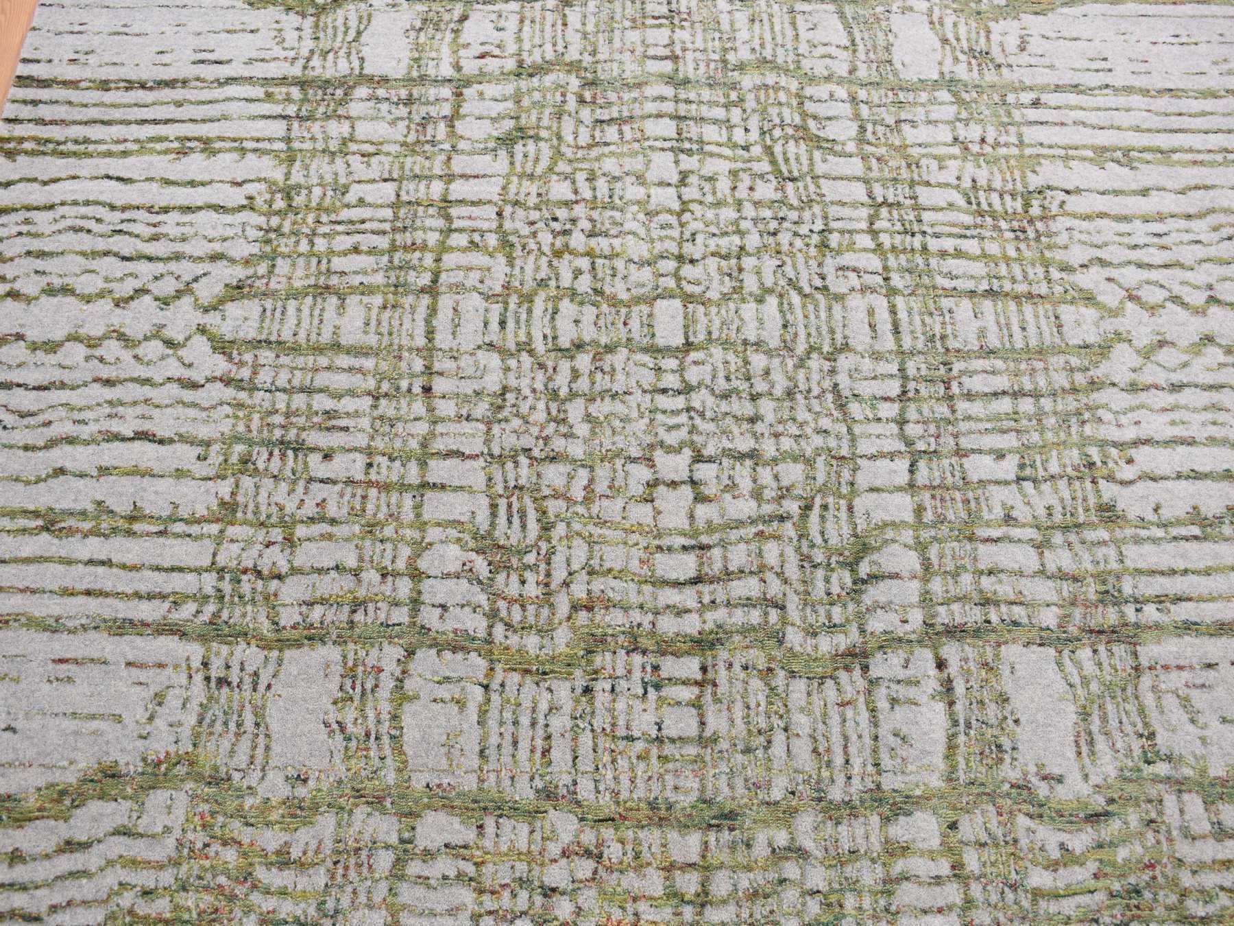 Modern / Contemporary hand-knotted wool/silk rug in Gray, 9'9" x 14'2" — SKU O087580 (view 8)
