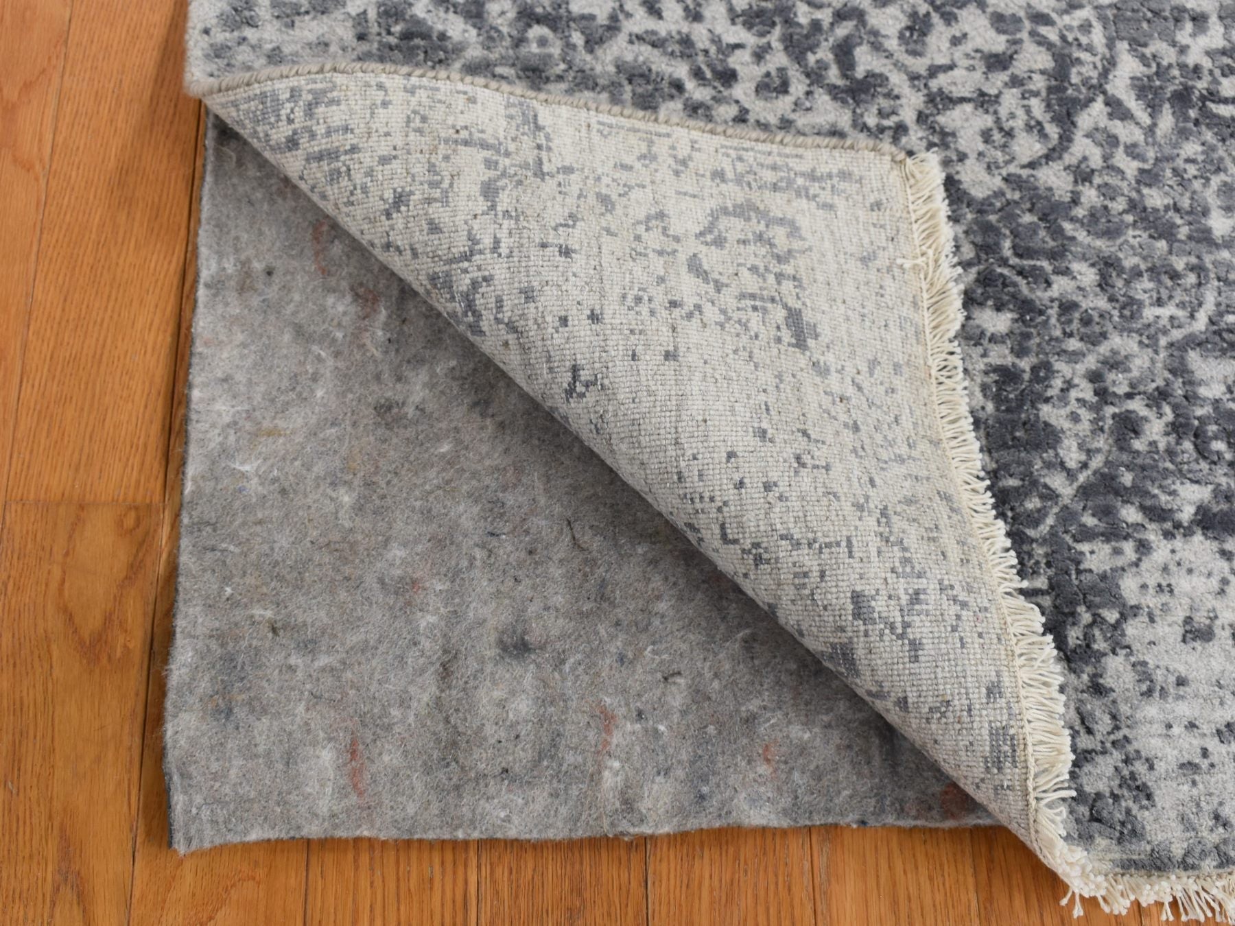 Transitional hand-knotted wool/pure silk rug in Gray, 3' x 4'10" — SKU O087605 (view 3)