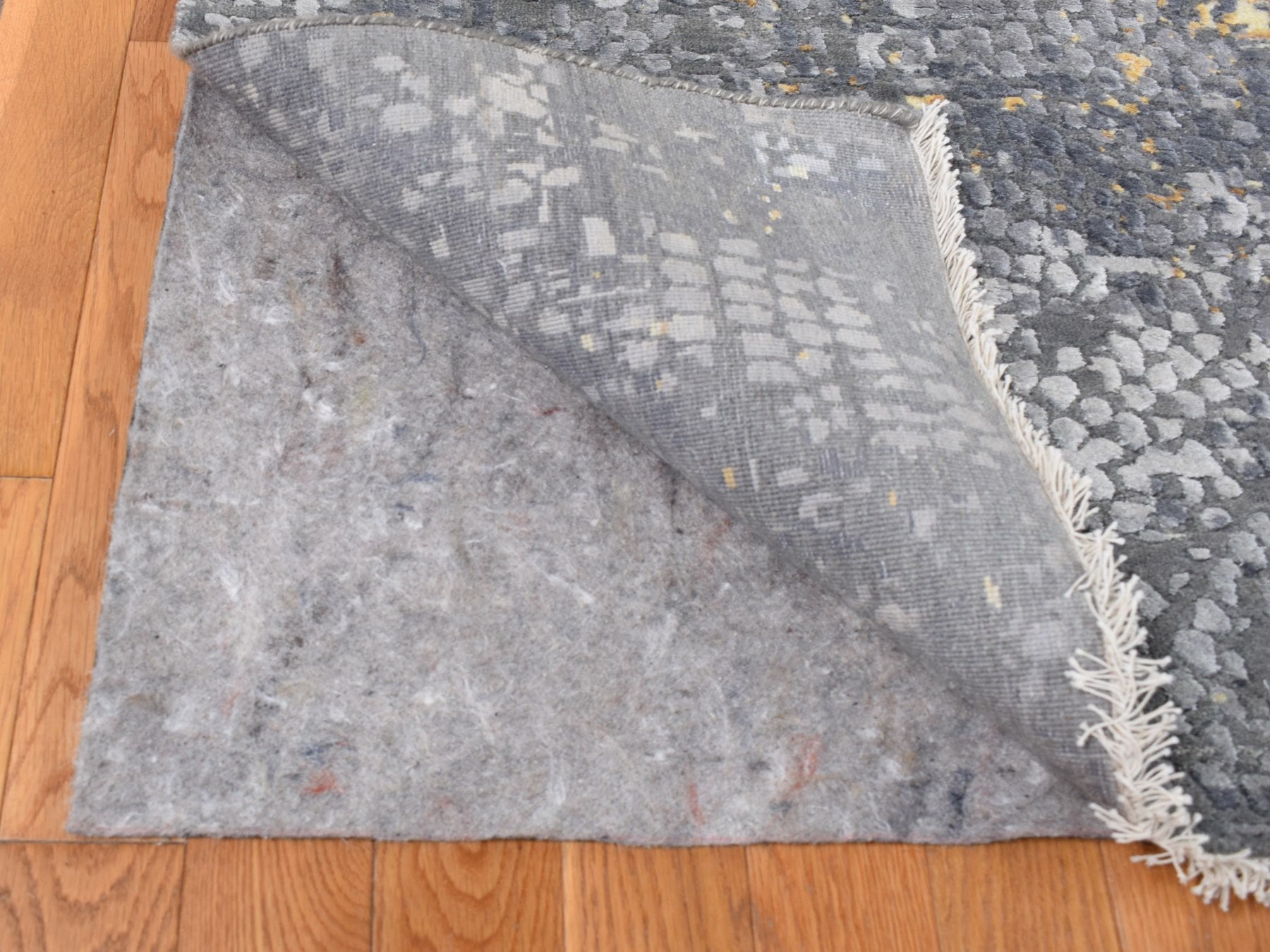 Transitional hand-knotted wool/silk rug in Gray, 12' x 15'1" — SKU O087645 (view 4)