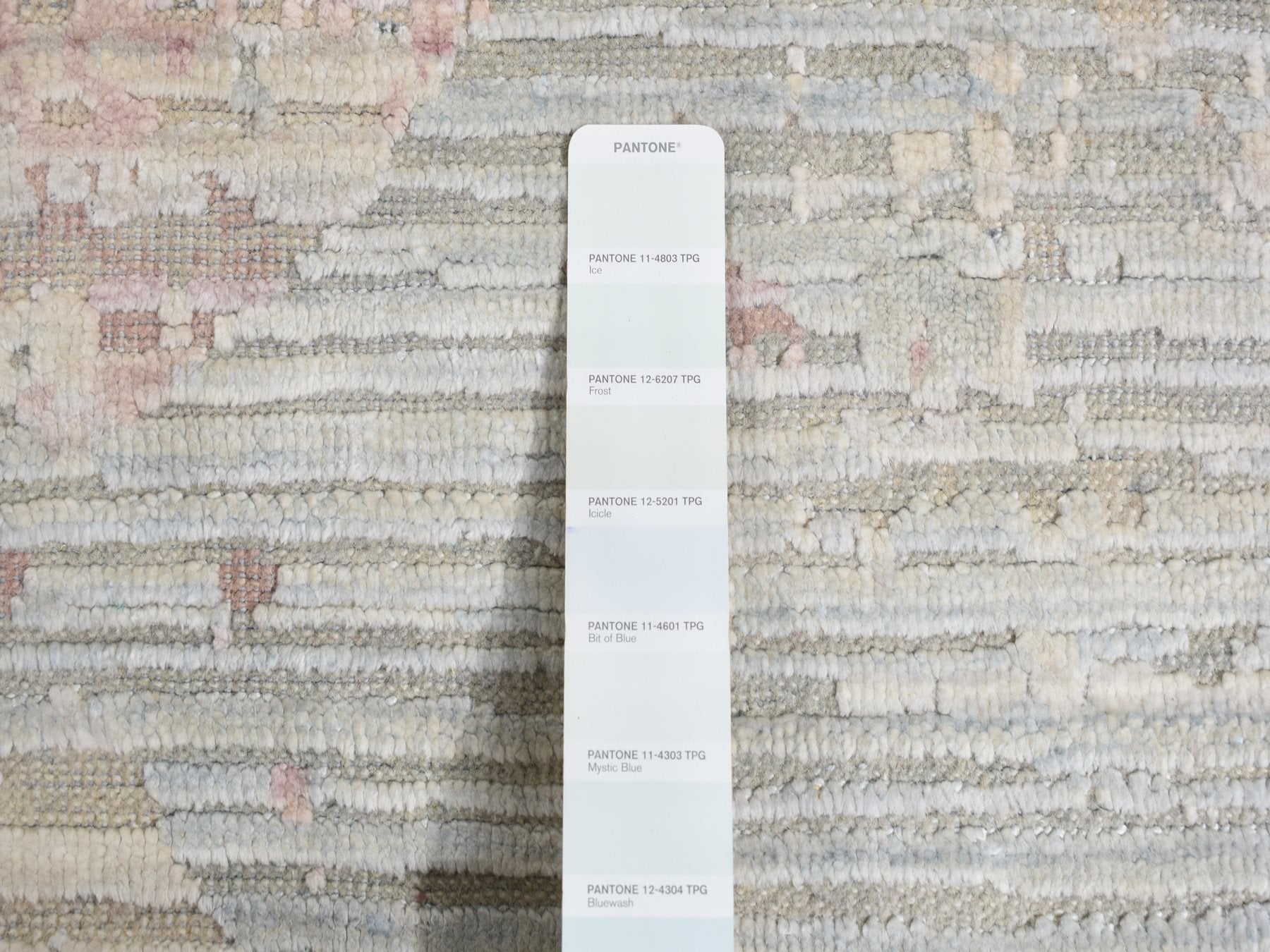 Modern / Contemporary hand-knotted wool/silk rug in Ivory, 12' x 15'3" — SKU O087674 (view 7)