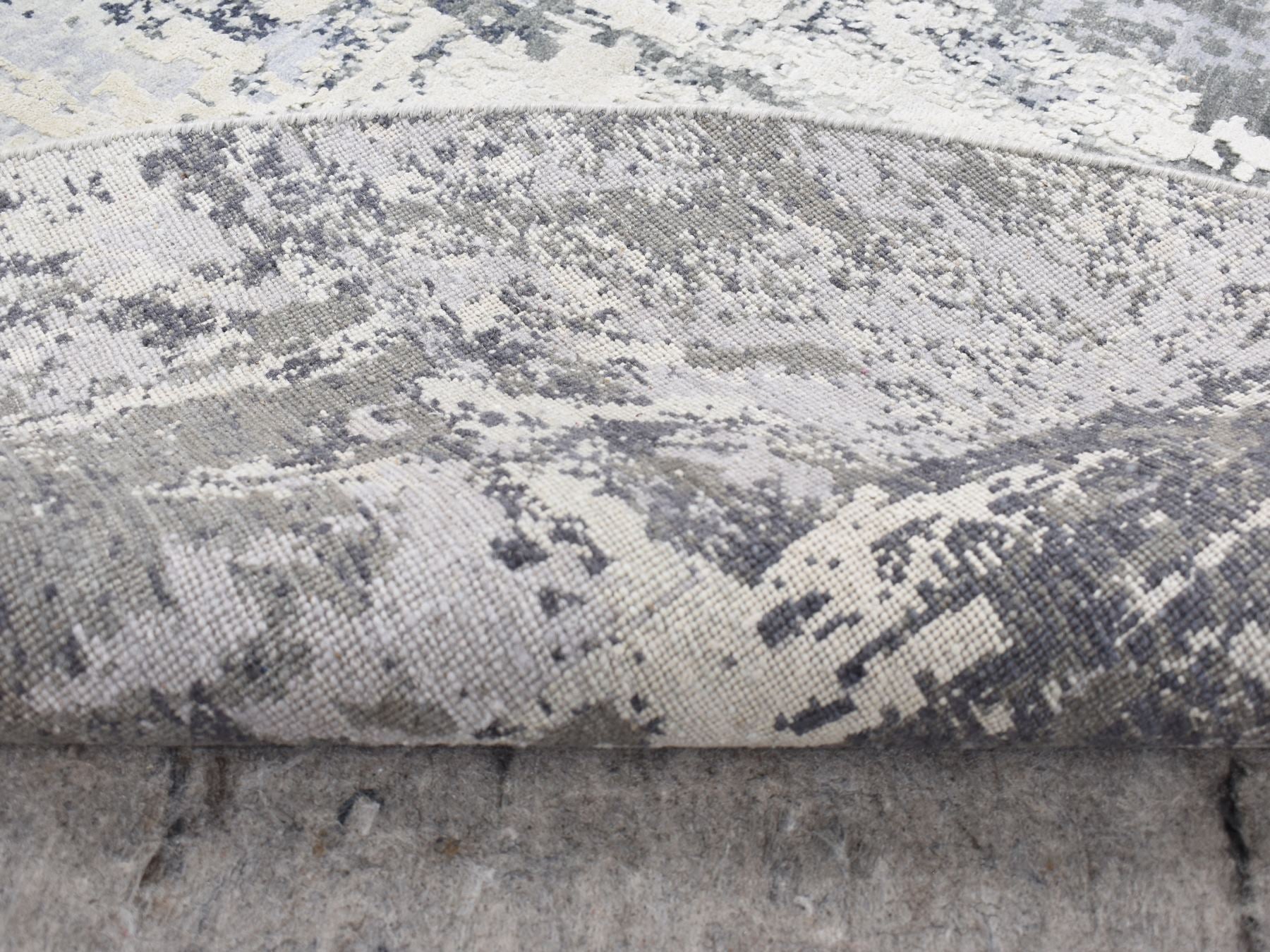 Modern / Contemporary hand-knotted wool/silk rug in Gray, 8'1" x 8'1" — SKU O087743 (view 4)
