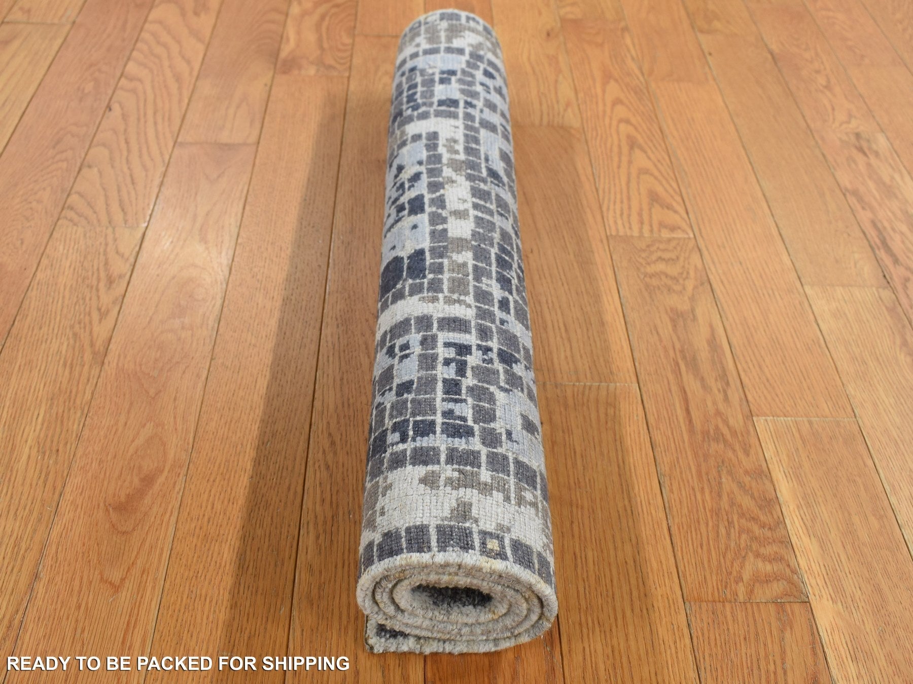 Modern / Contemporary hand-knotted wool/silk rug in Gray, 2'3" x 3'2" — SKU O087801 (view 7)
