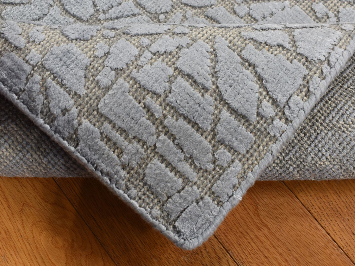 Modern / Contemporary hand-knotted wool/silk rug in Gray, 2' x 3' — SKU O087808 (view 4)