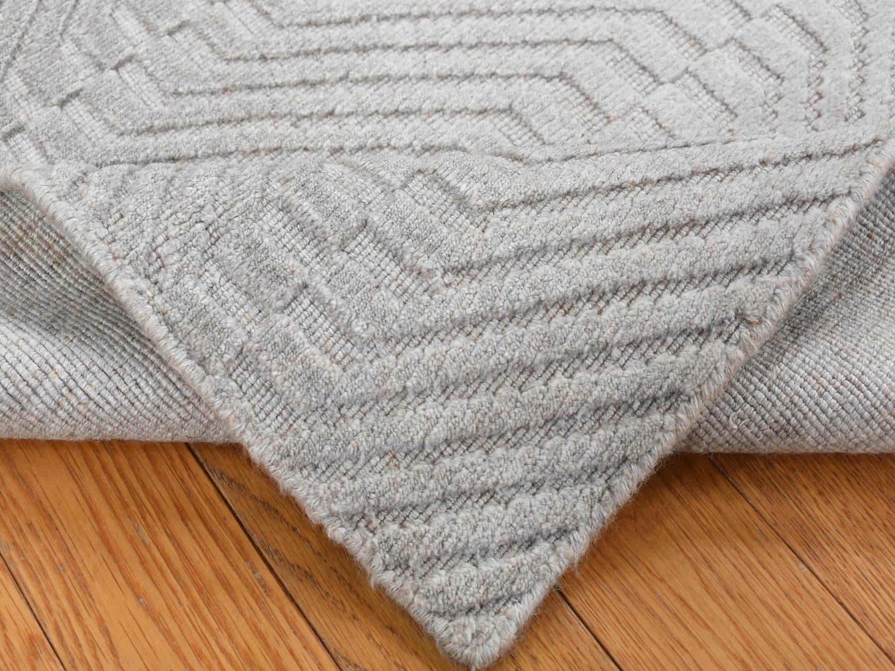 Modern / Contemporary hand-knotted wool/silk rug in Gray, 2' x 3' — SKU O087838 (view 4)