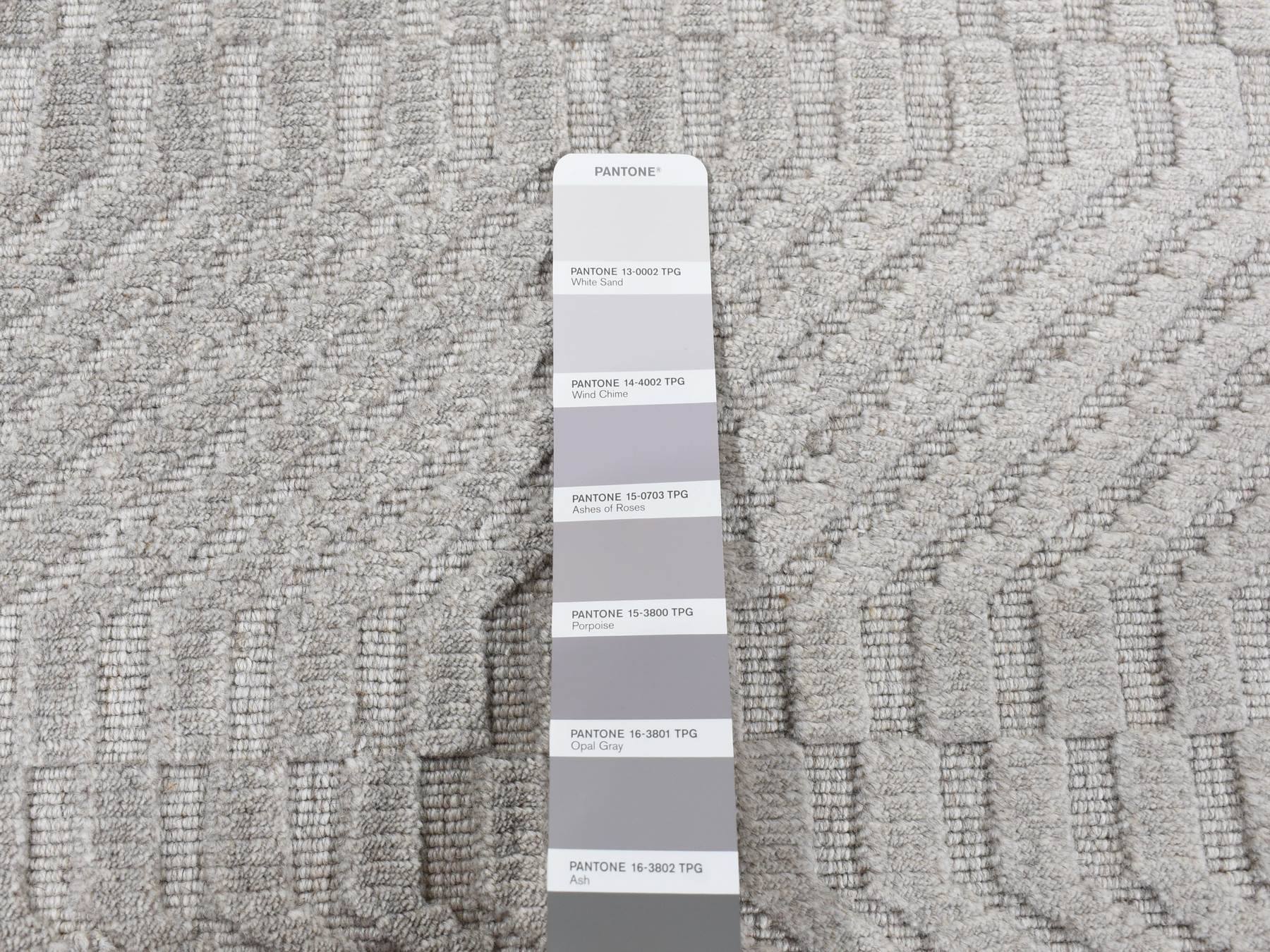 Modern / Contemporary hand-knotted wool/silk rug in Gray, 2' x 3' — SKU O087838 (view 5)