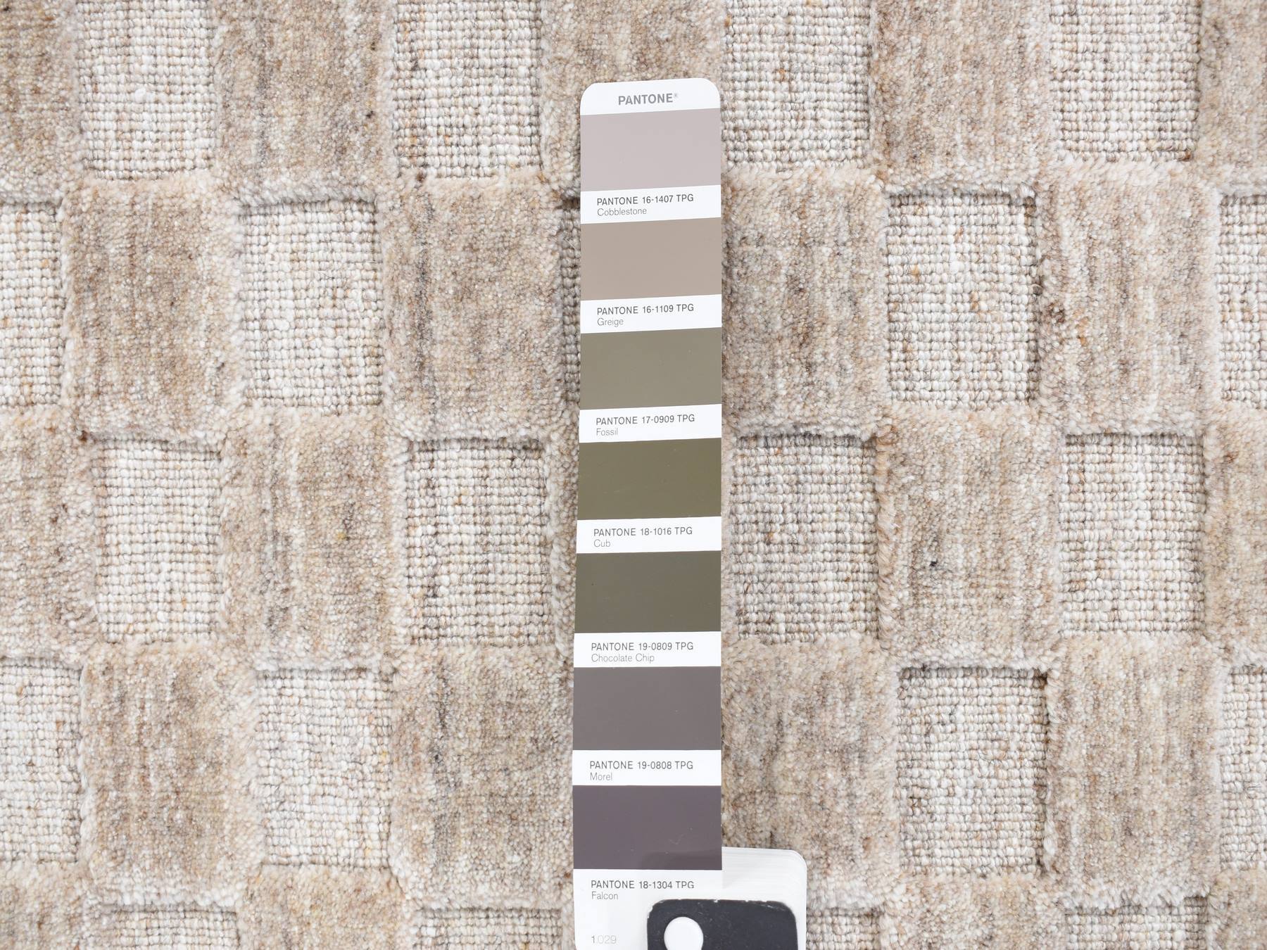 Modern / Contemporary hand-knotted wool rug in Gray, 1'6" x 1'6" — SKU O087944 (view 2)